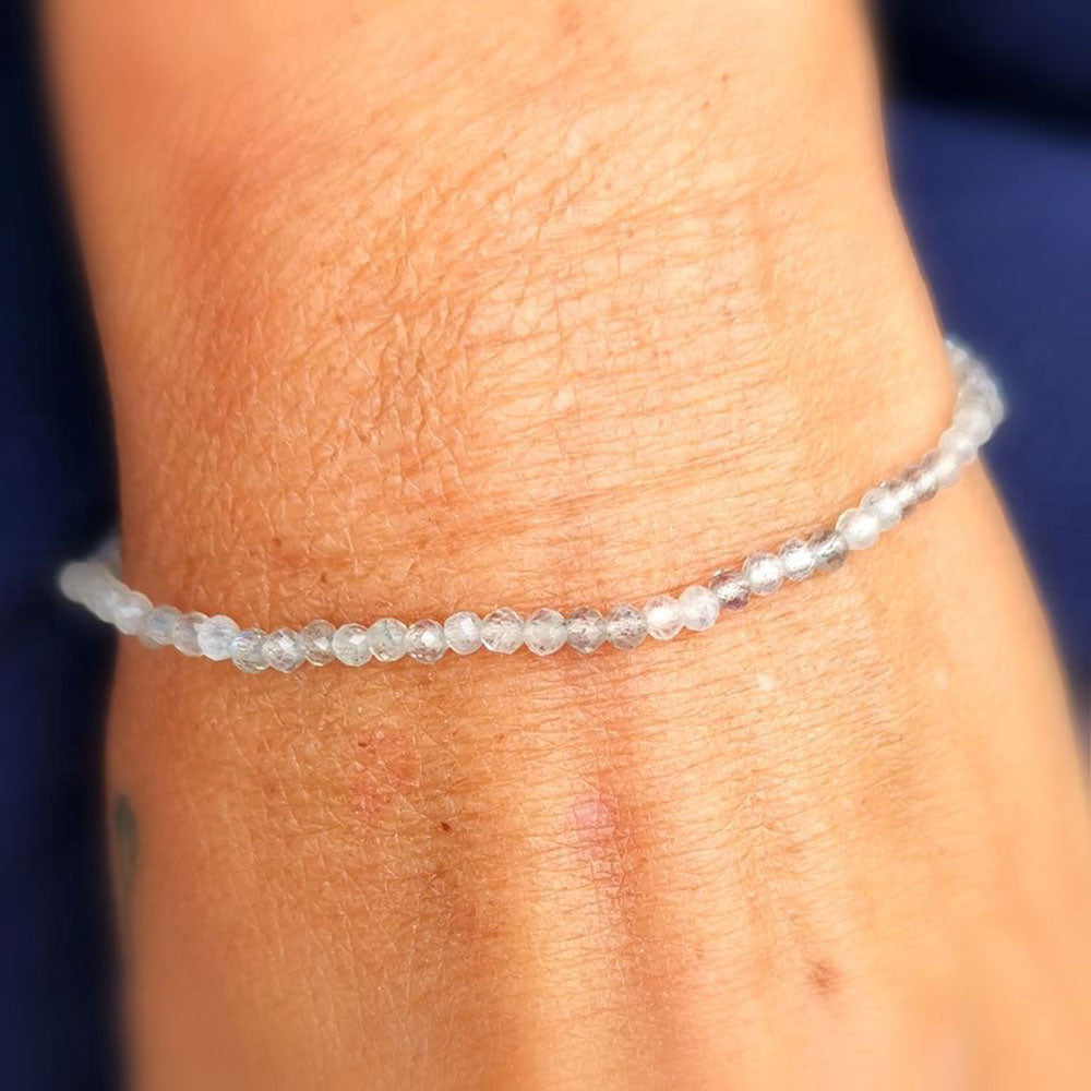Labradorit Edelstein Armband filigran, lichtvoller 2 mm Heilstein Schmuck, Seelenbalsam
