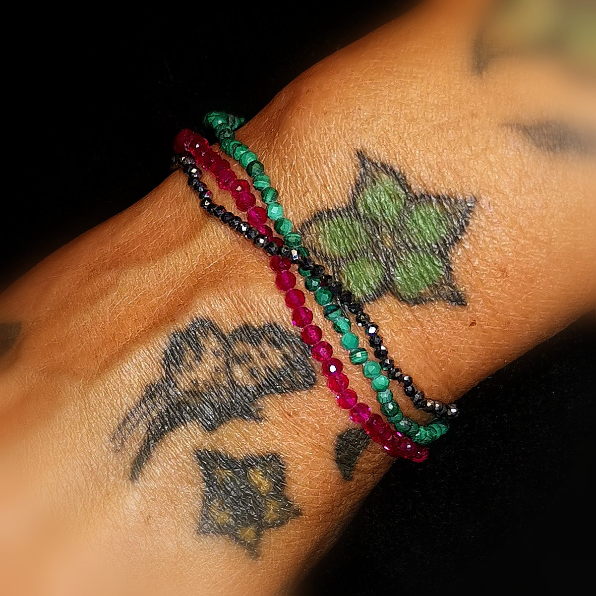 Rubin Malachit Hämatit Edelstein Armband 3er Set, mini Heilstein Perlen, Kraft der Liebe, samaki mallorca reiki yoga Rubin Malachit Hämatit Edelstein Karma Armband 3er Set, mini Heilstein Perlen, Kraft der Liebe