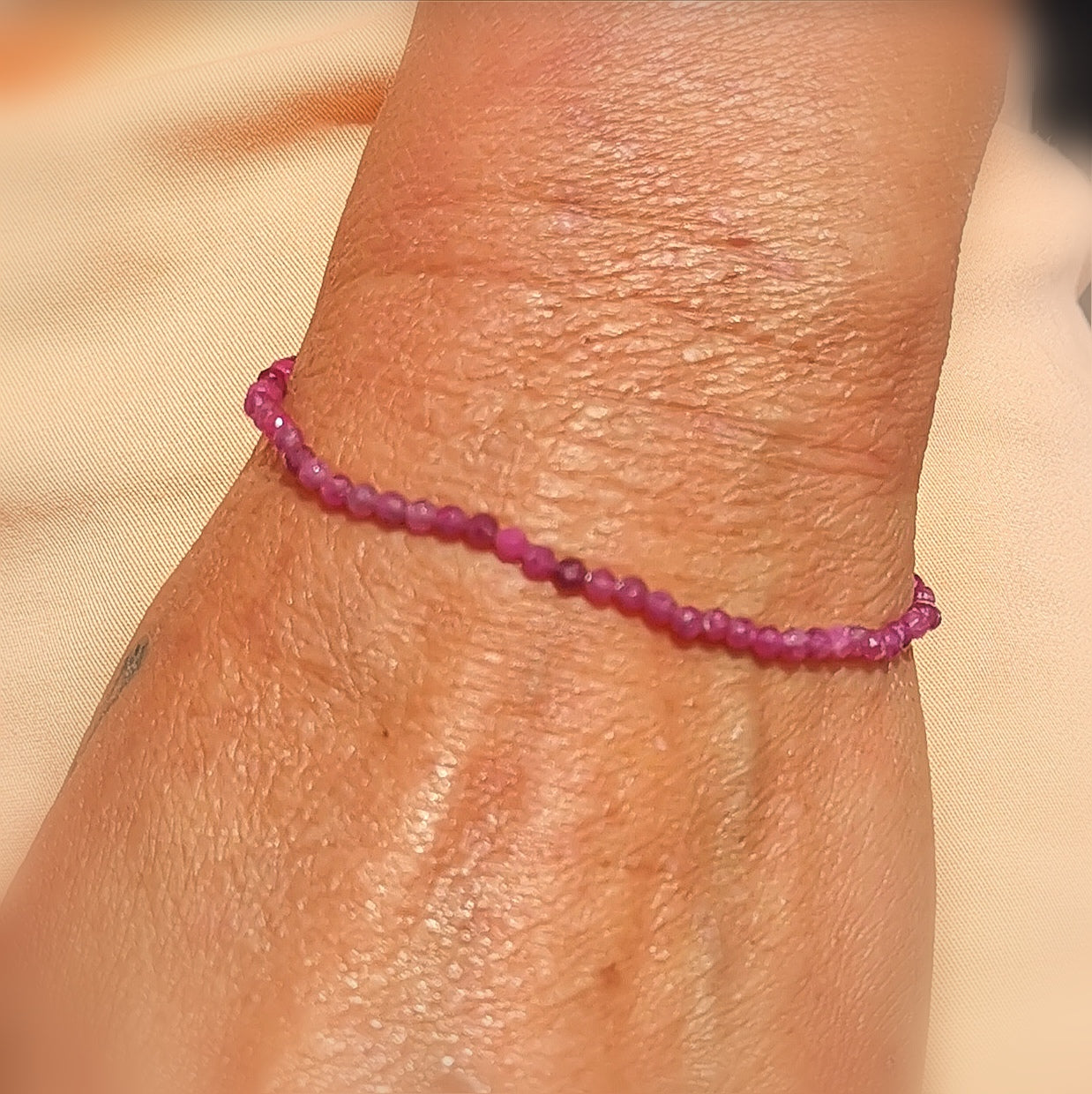 Rubin Edelstein Armband, Edelsteine rot lila 2 mm, Begeisterung