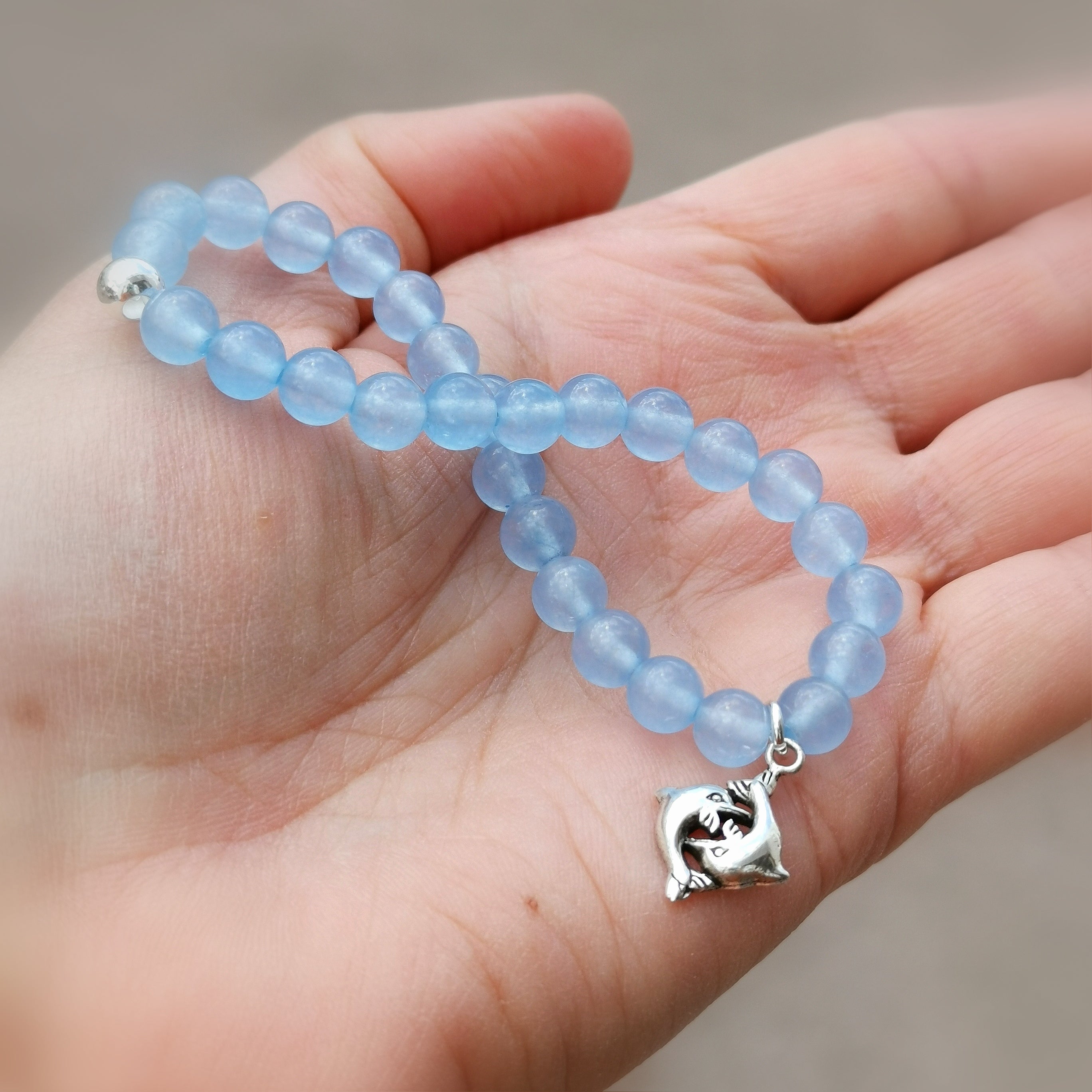 blaue Jade Delfin Karma Armband, lichtvoller wasserblauer Edelstein, das Leben lieben, samaki mallorca can picafort, reiki yoga