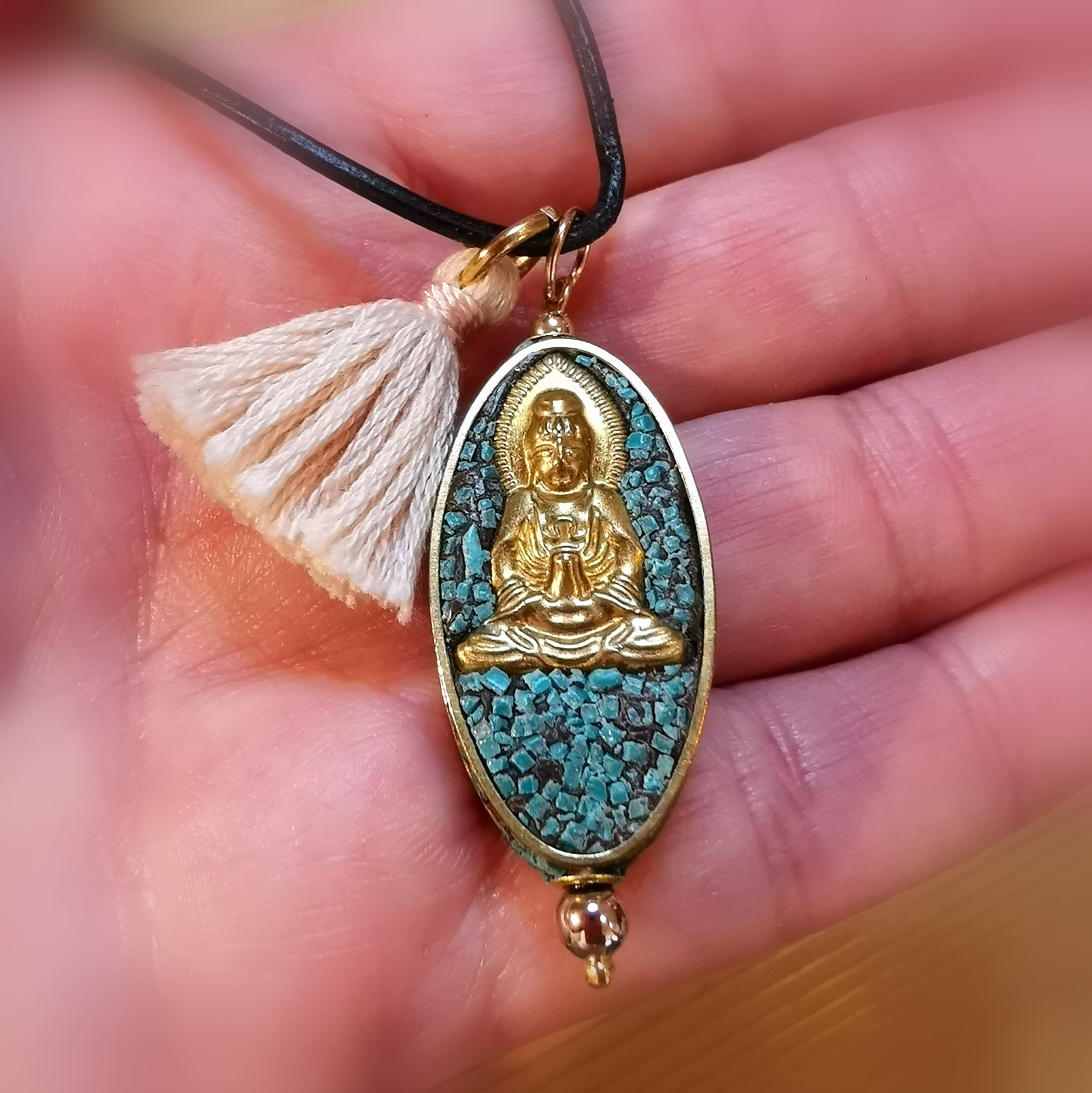 Buddha Tibet Kette, Karmaschmuck, Messing und Edelstein, "im Hier und Jetzt", samaki mallorca