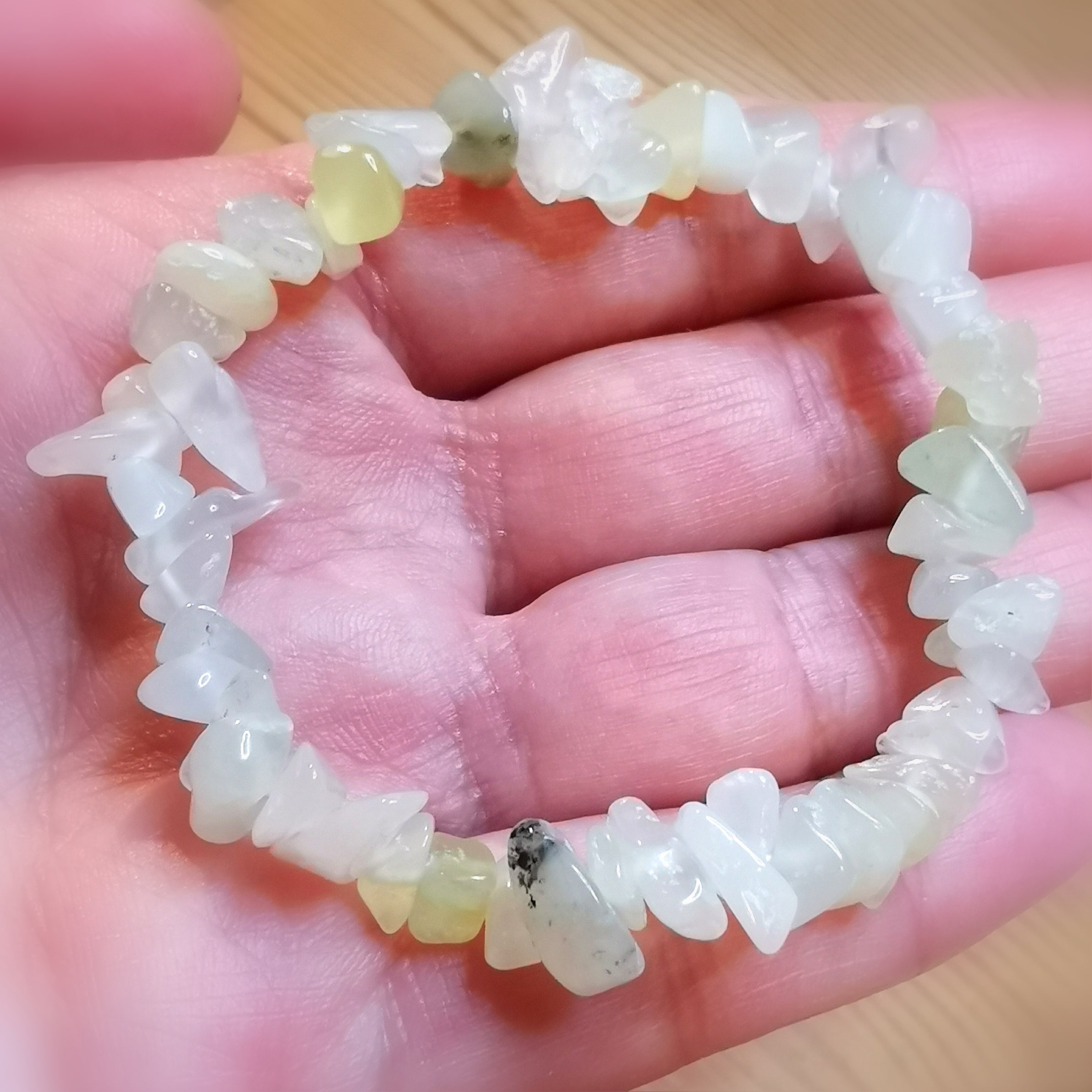 Jade Edelstein Armband klassisch, Splitter Heilstein Serpentin, hell grün, in Harmonie, samaki mallorca