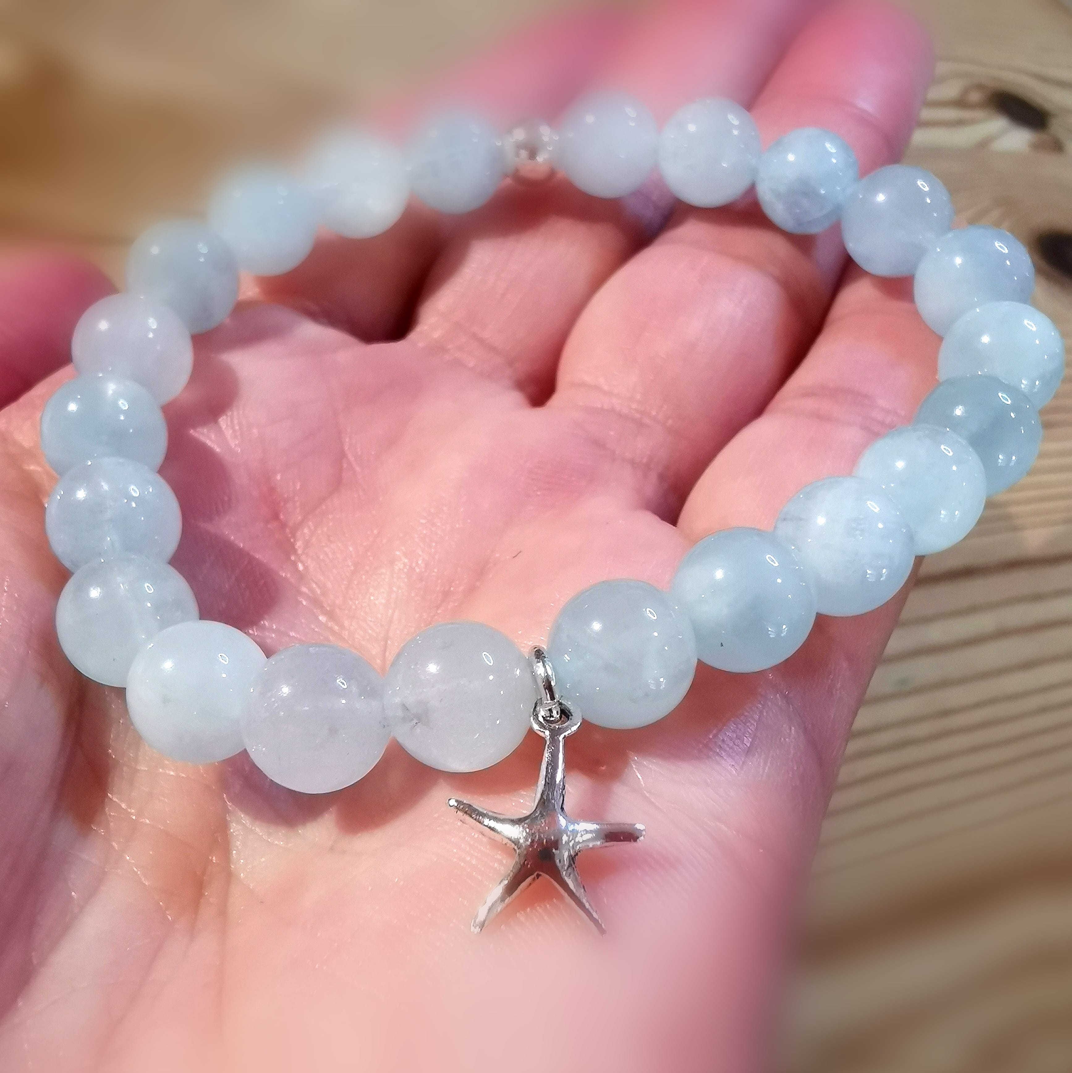 Aquamarin Edelstein Seestern Karma Armband, hell blauer Wasserstein, wundervolle Leichtigkeit, samaki