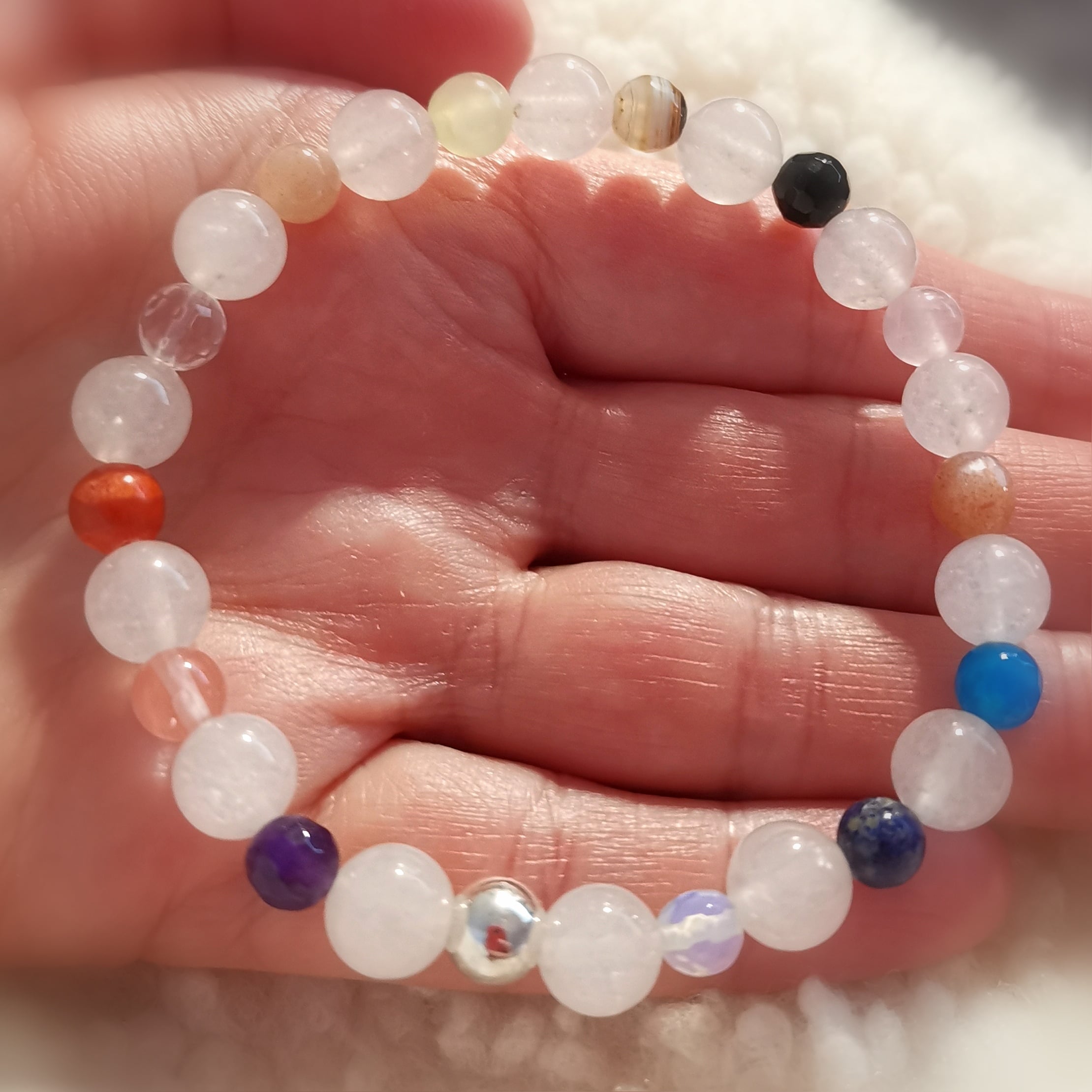 Friedensachat weißer Achat Edelstein und bunte Chakra Heilsteine, Aura Energie Karma Armband, Vielfalt, samaki