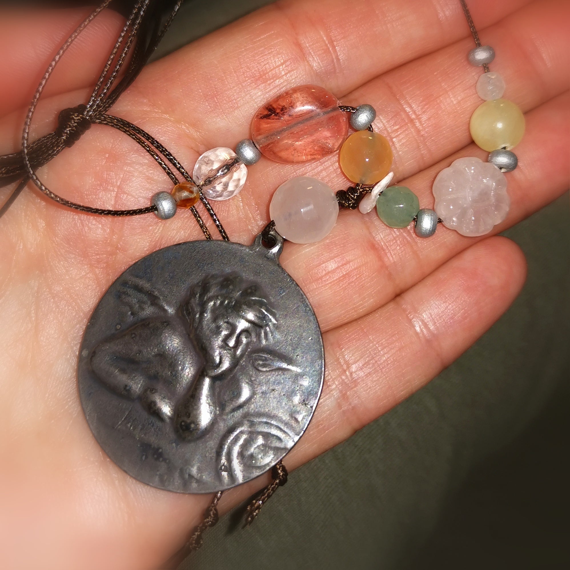 Engelsbüste Edelstein Karma Hippie Kette, Zinn und Heilsteine, Schutzengel Amulett, in Liebe behütet, samaki