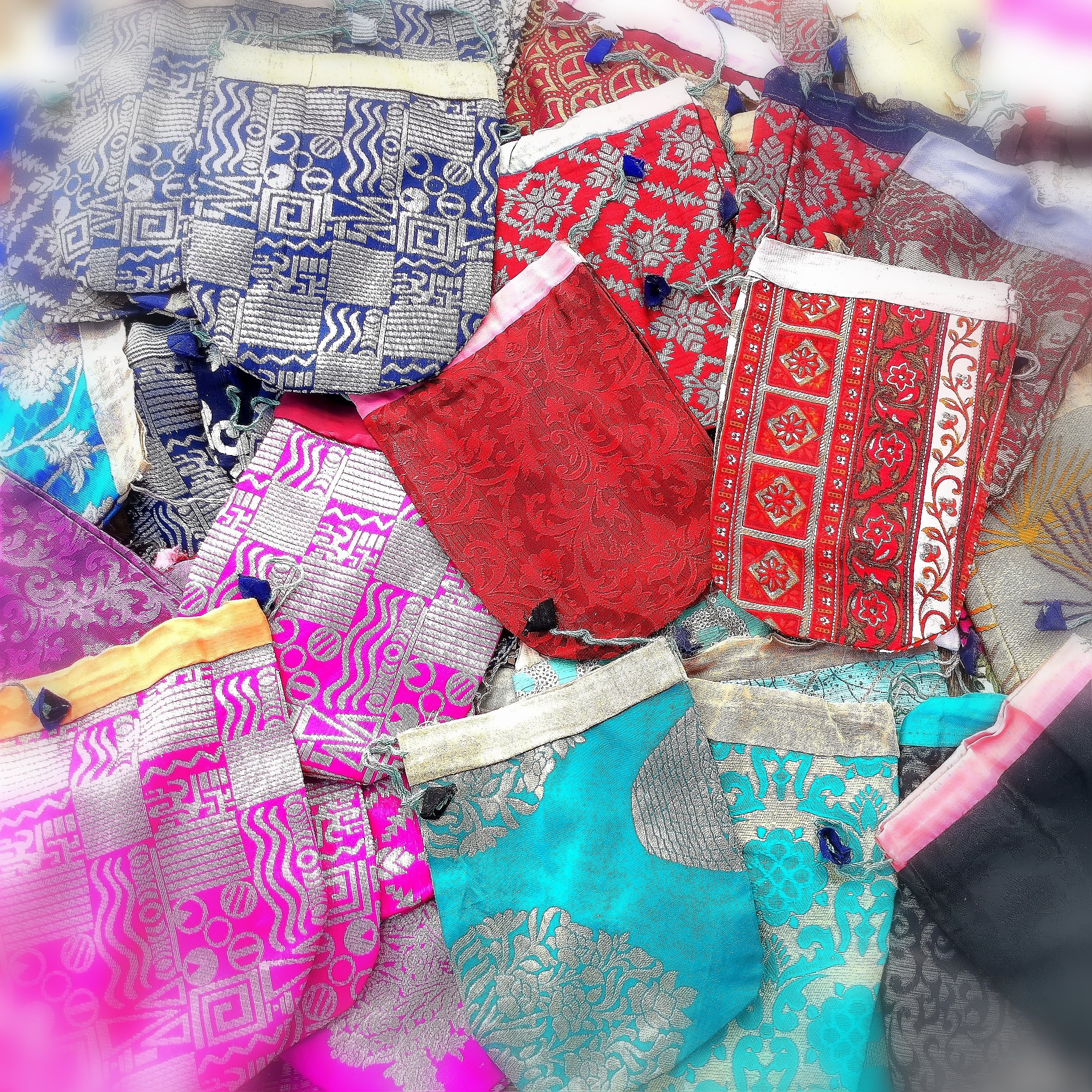 indische Brokat Tasche 14 x 20 cm, Handarbeit: Seide, Schiffon, Baumwolle, Kunstseide - Lebensfreude, samaki