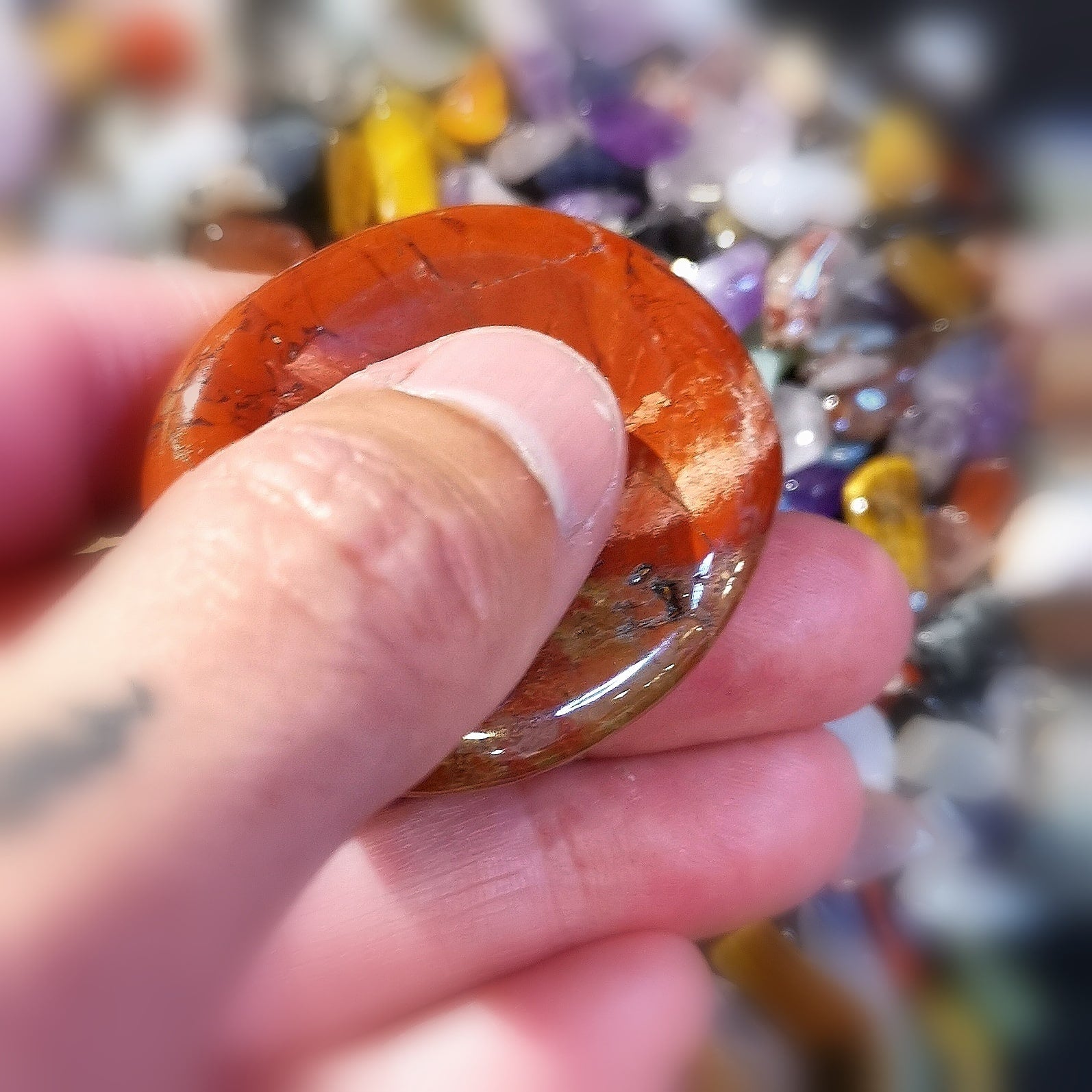 Daumenstein Handschmeichler Brekzienjaspis, zur Meditation, Karma Energie, positive Energien