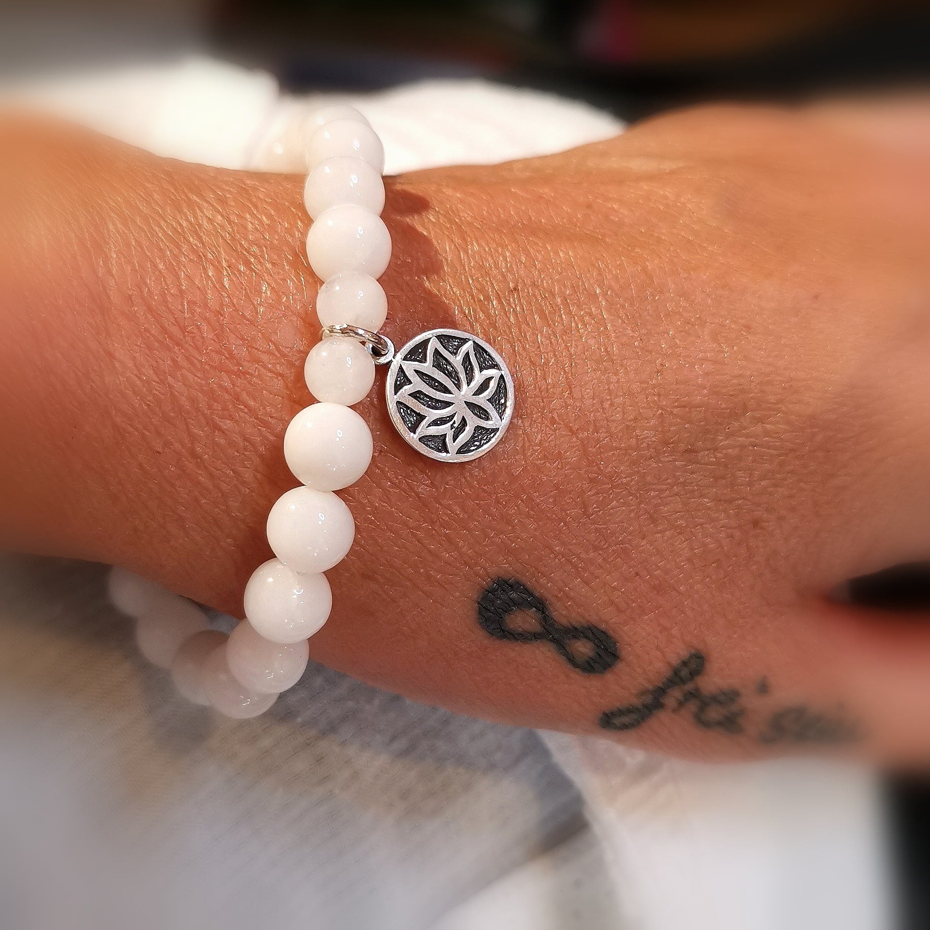 weisser Achat Friedensachat Edelstein Heilstein Lotus Karma Armband, geweiht, , im Gleichgewicht