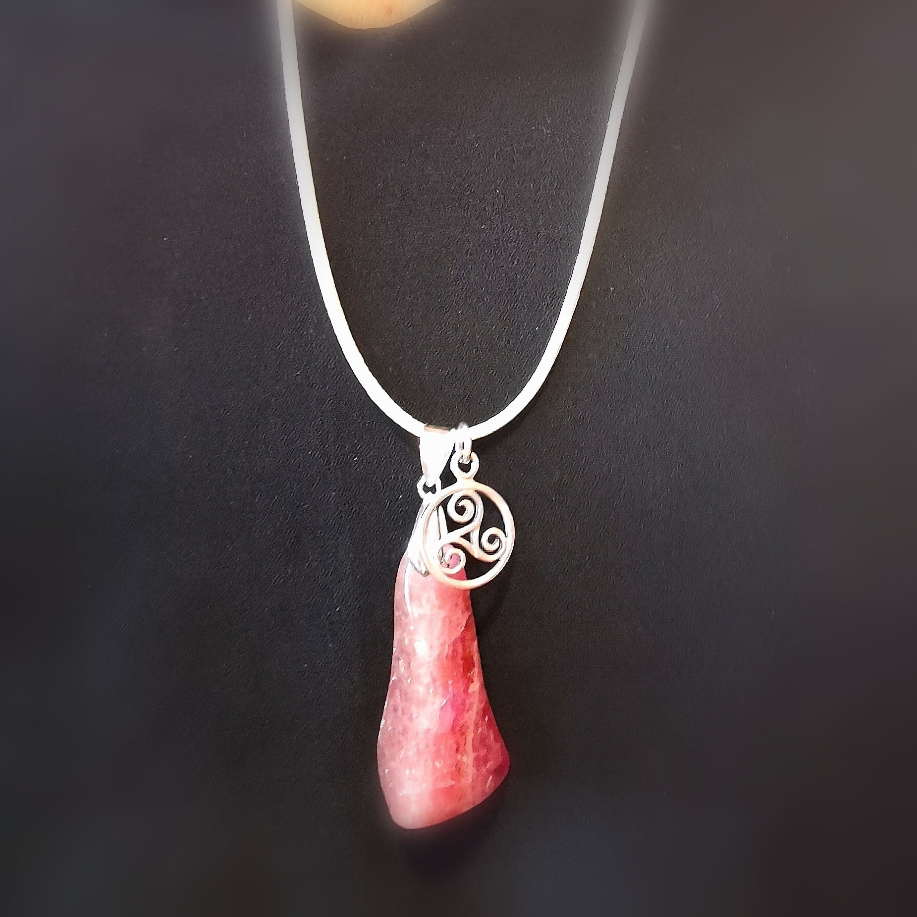 Triskele Kobaltcalcit Edelstein Karma Kette Anhänger Sterlingsilber, geweiht - Harmonie, innerer Frieden