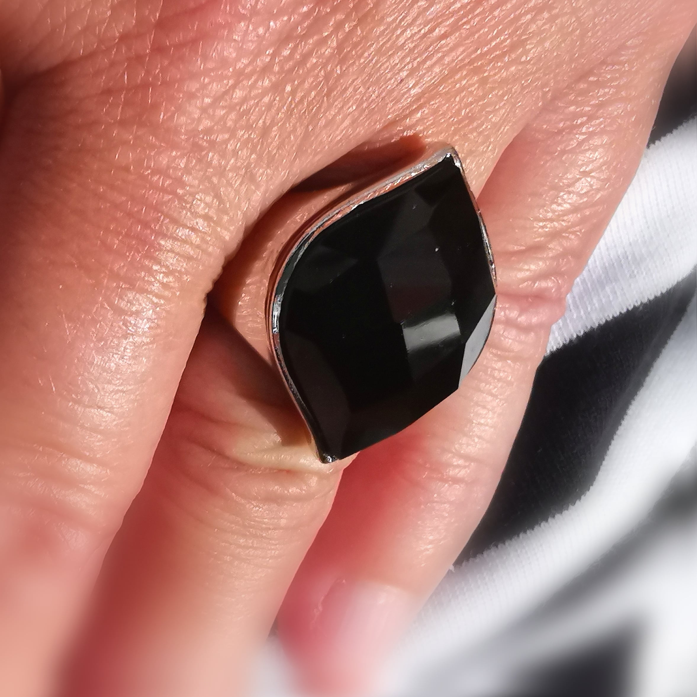üppiger Onyx Edelstein Heilstein Ring Schwarz facettiert, Größe 54 - Widerstandkraft, Schutz
