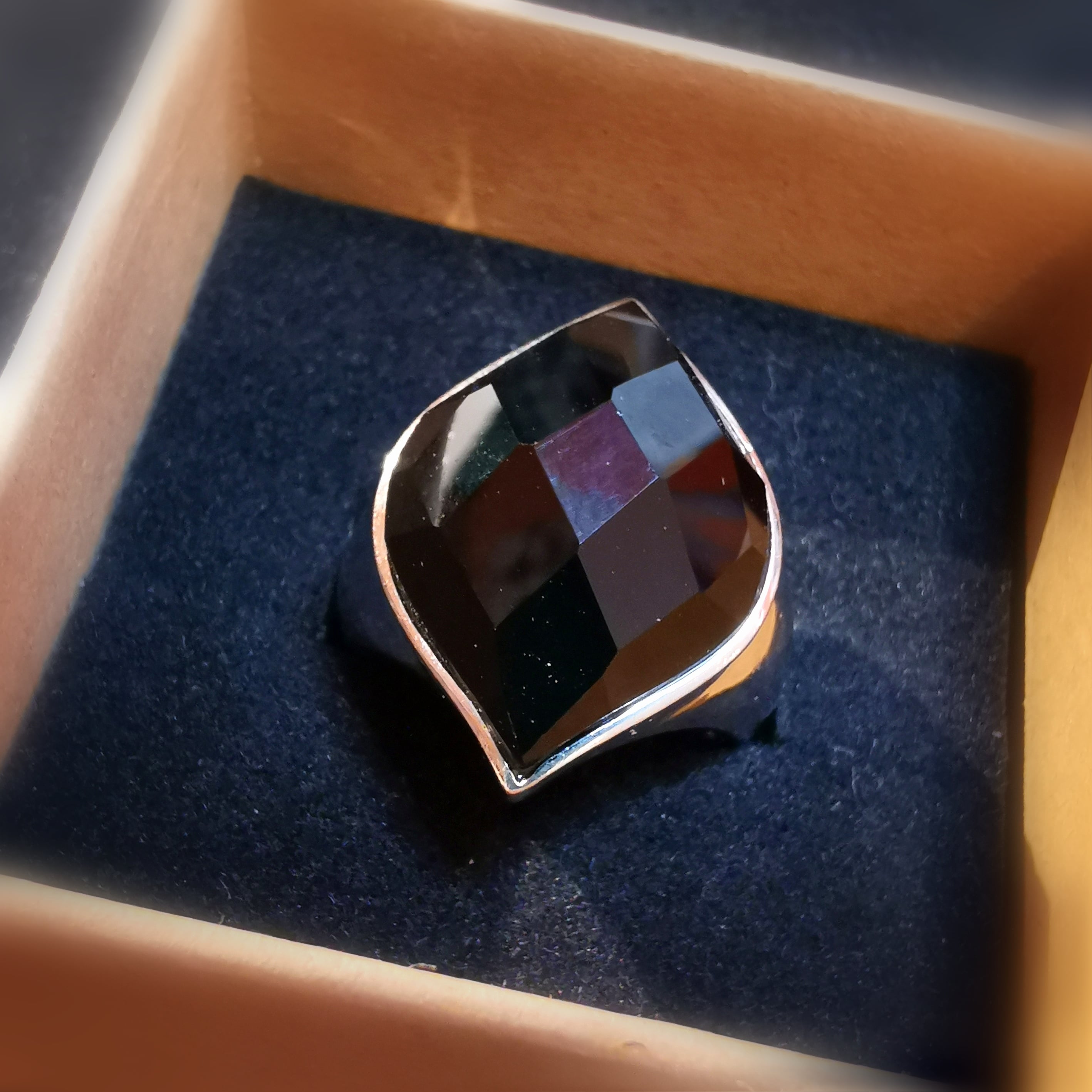 üppiger Onyx Edelstein Heilstein Ring Schwarz facettiert, Größe 54 - Widerstandkraft, Schutz