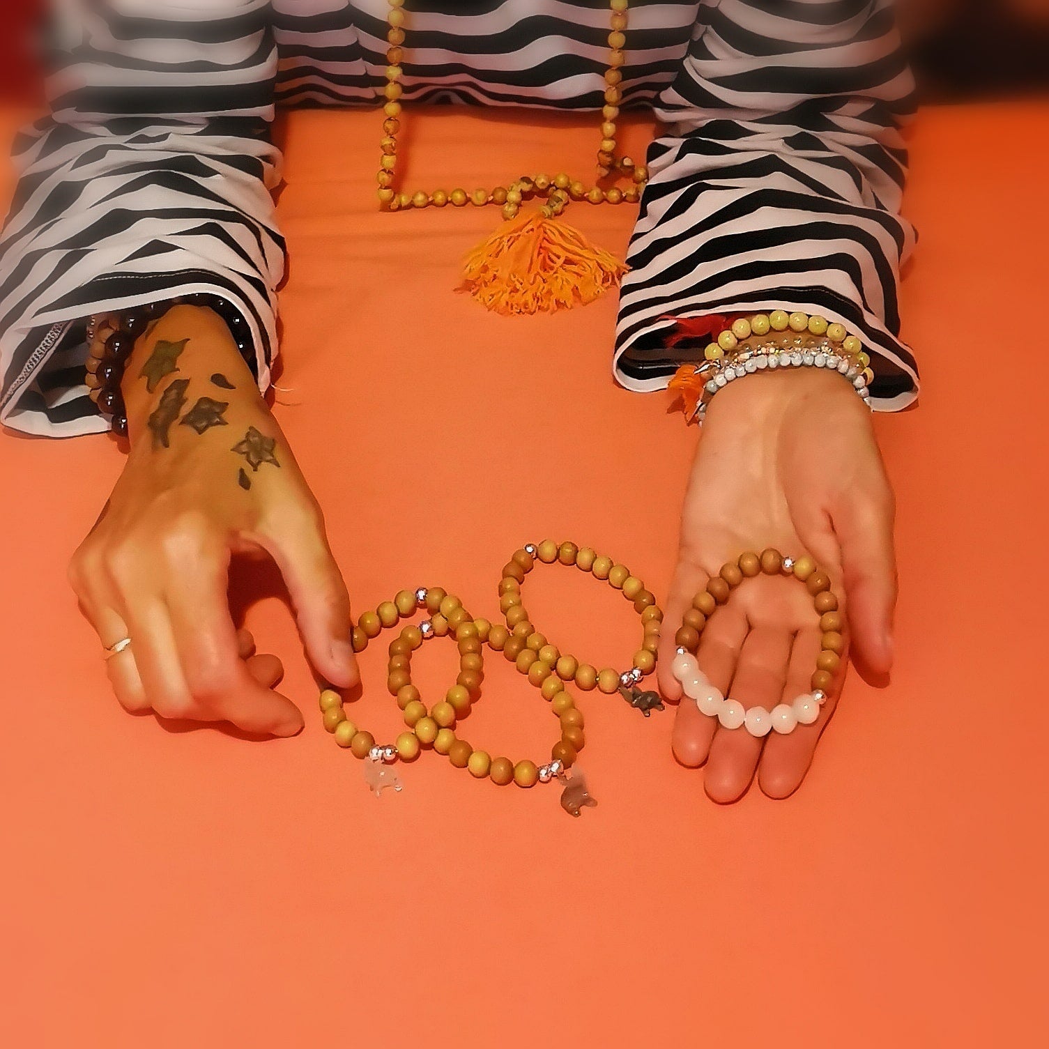 ✨ Pulsera de piedras preciosas de chakras de sándalo y piedra lunar – Luz y Amor, consagrada desde Mallorca ✨