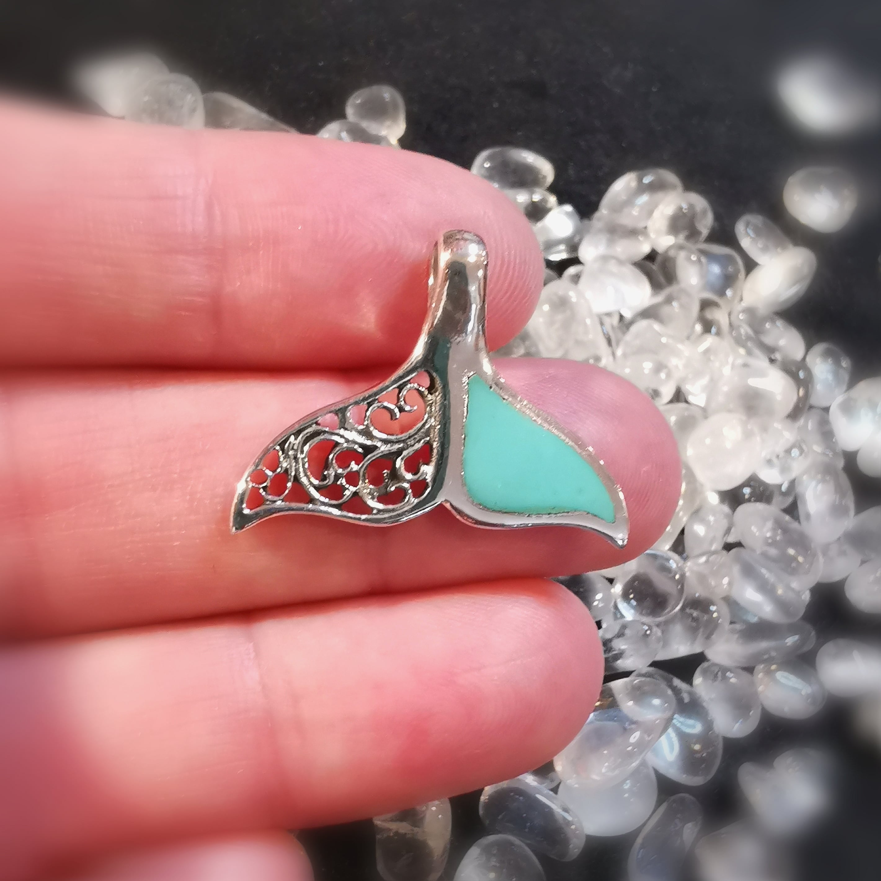Walflosse Türkis Wellenmuster, Karma Glücksbringer, Sterlingsilber Anhänger Krafttier Wal, Freiheit und Glück