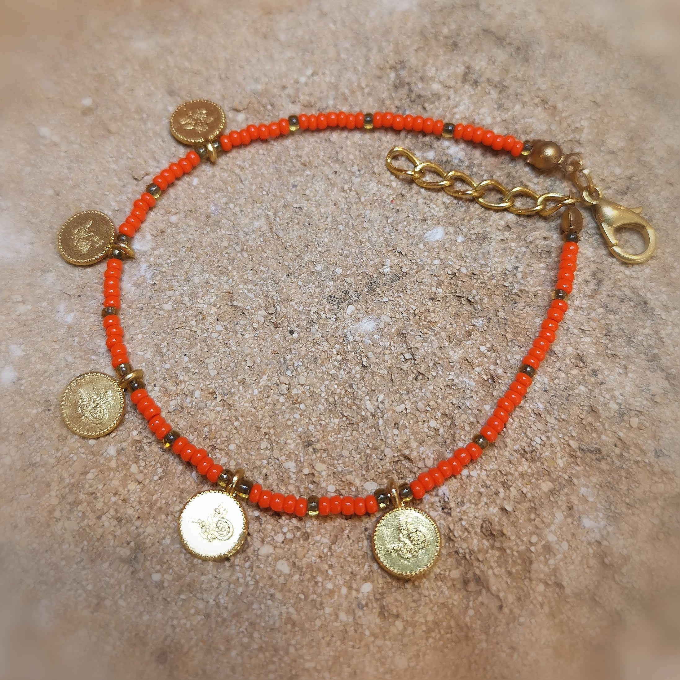 Bijou Hippie Armband mit feinen Glücksmünzen und orangefarbenen indischen Perlchen