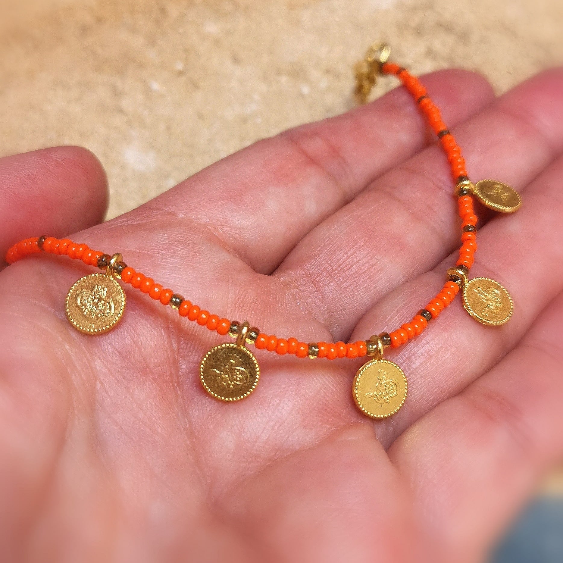 Bijou Hippie Armband mit feinen Glücksmünzen und orangefarbenen indischen Perlchen