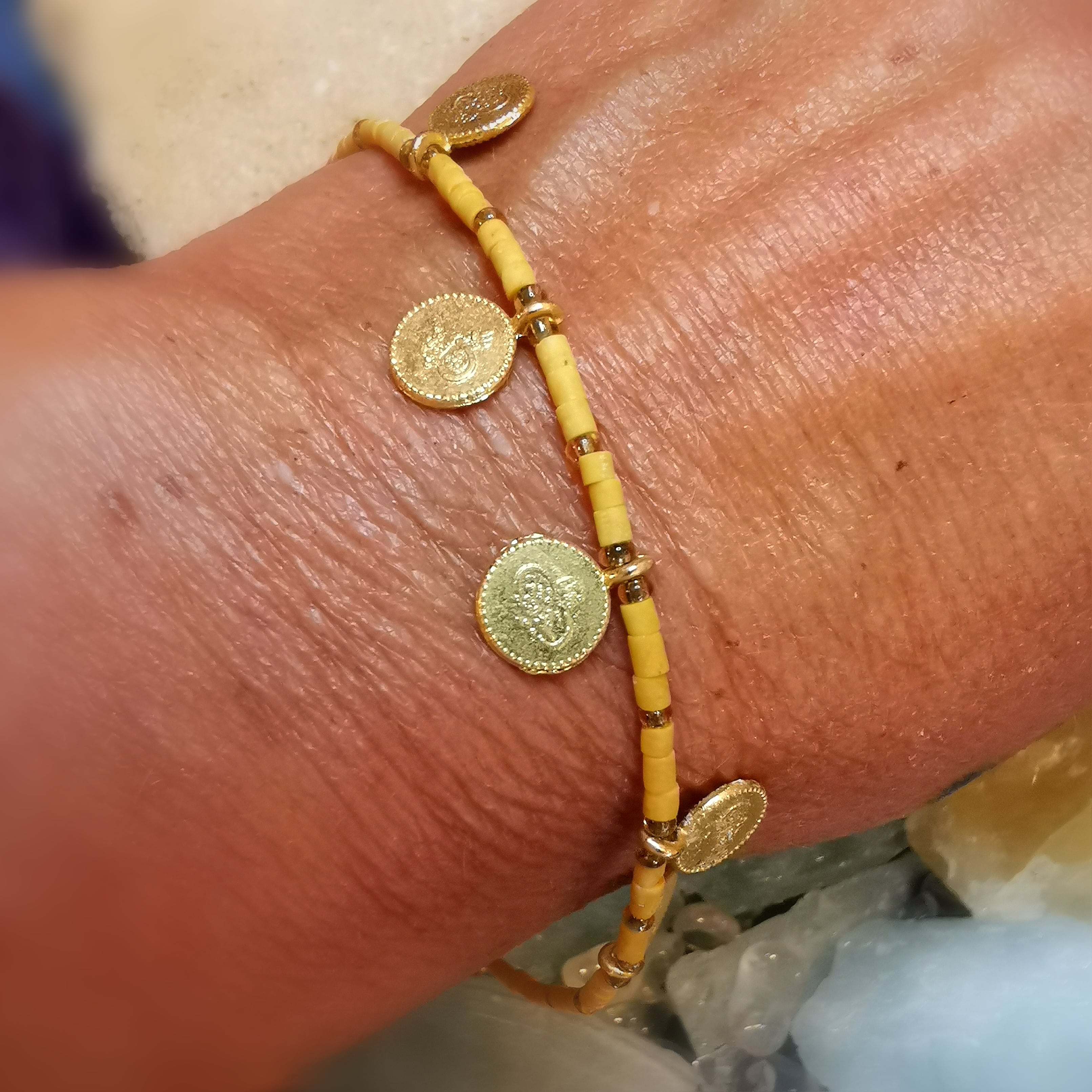 Bijou Hippie Armband mit feinen Glücksmünzen sonnengelb und gold