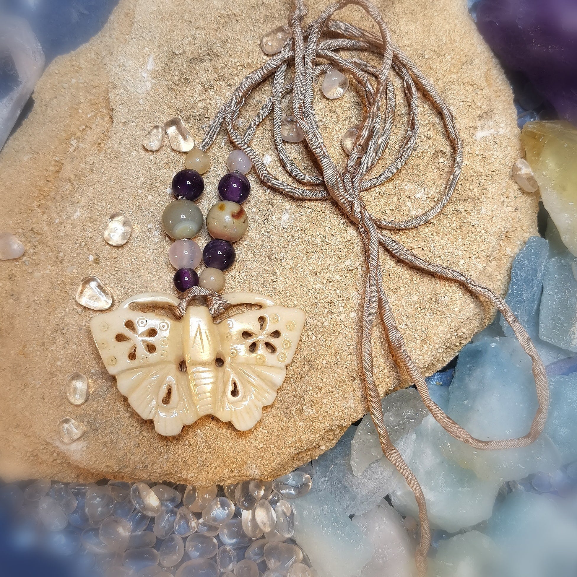 Schmetterling Knochen Mookait Amethyst Calcit Friedensachat Karma Kette an Seide - Transformation zum Schönen