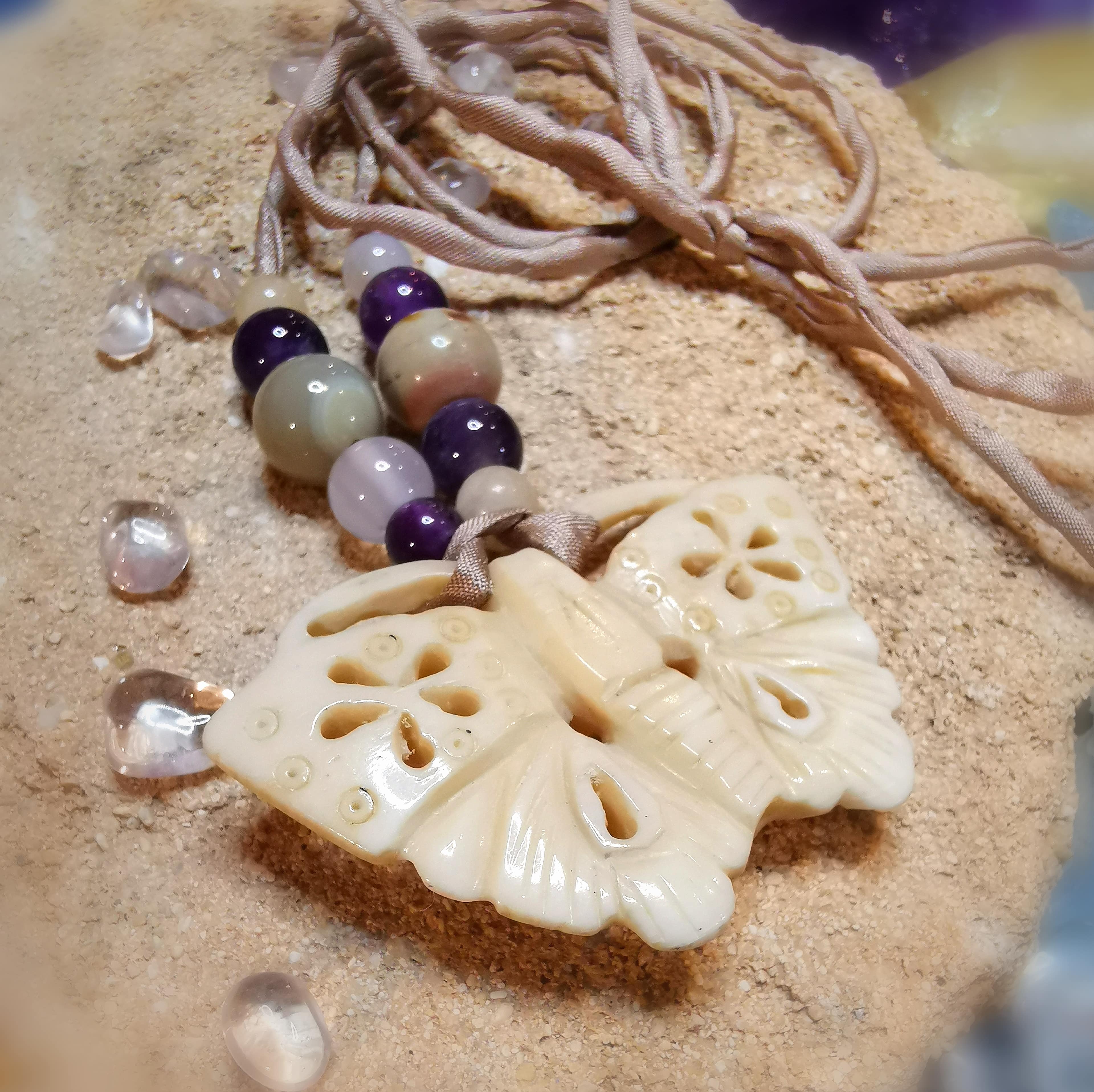 Schmetterling Knochen Mookait Amethyst Calcit Friedensachat Karma Kette an Seide - Transformation zum Schönen