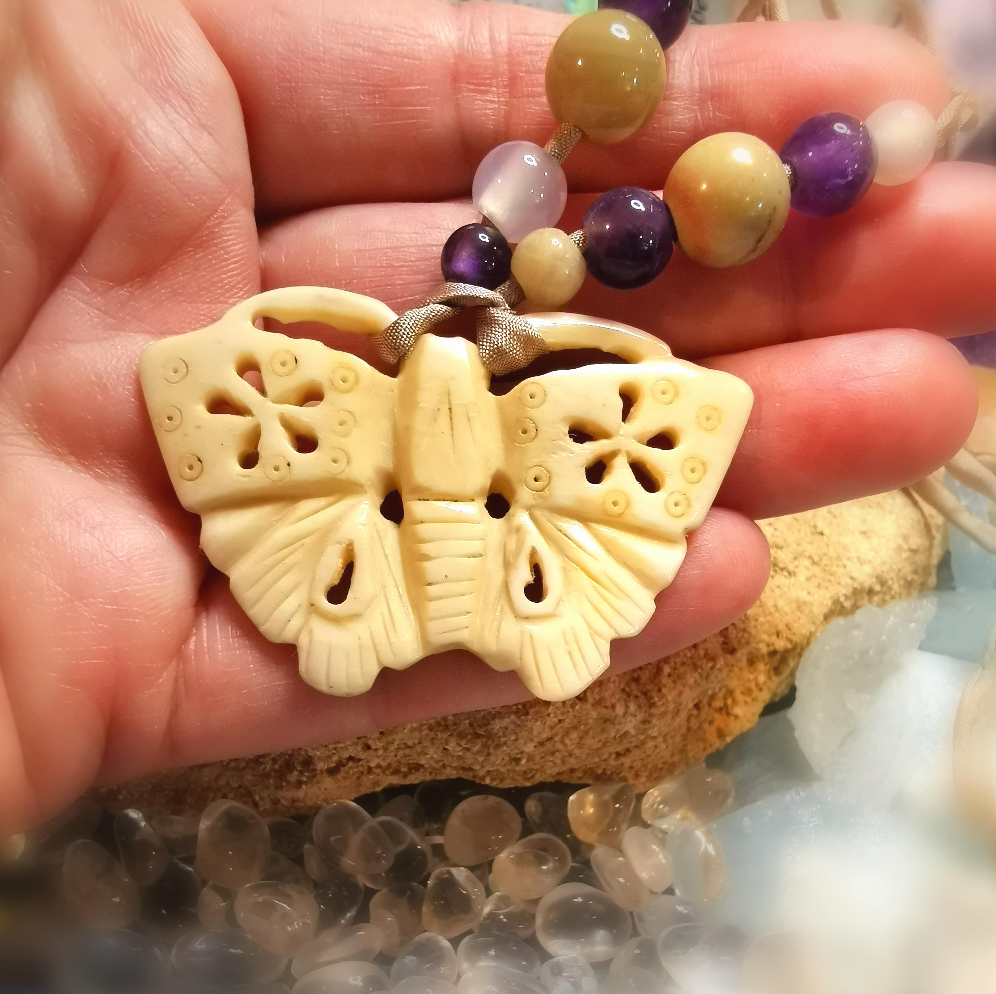 Schmetterling Knochen Mookait Amethyst Calcit Friedensachat Karma Kette an Seide - Transformation zum Schönen
