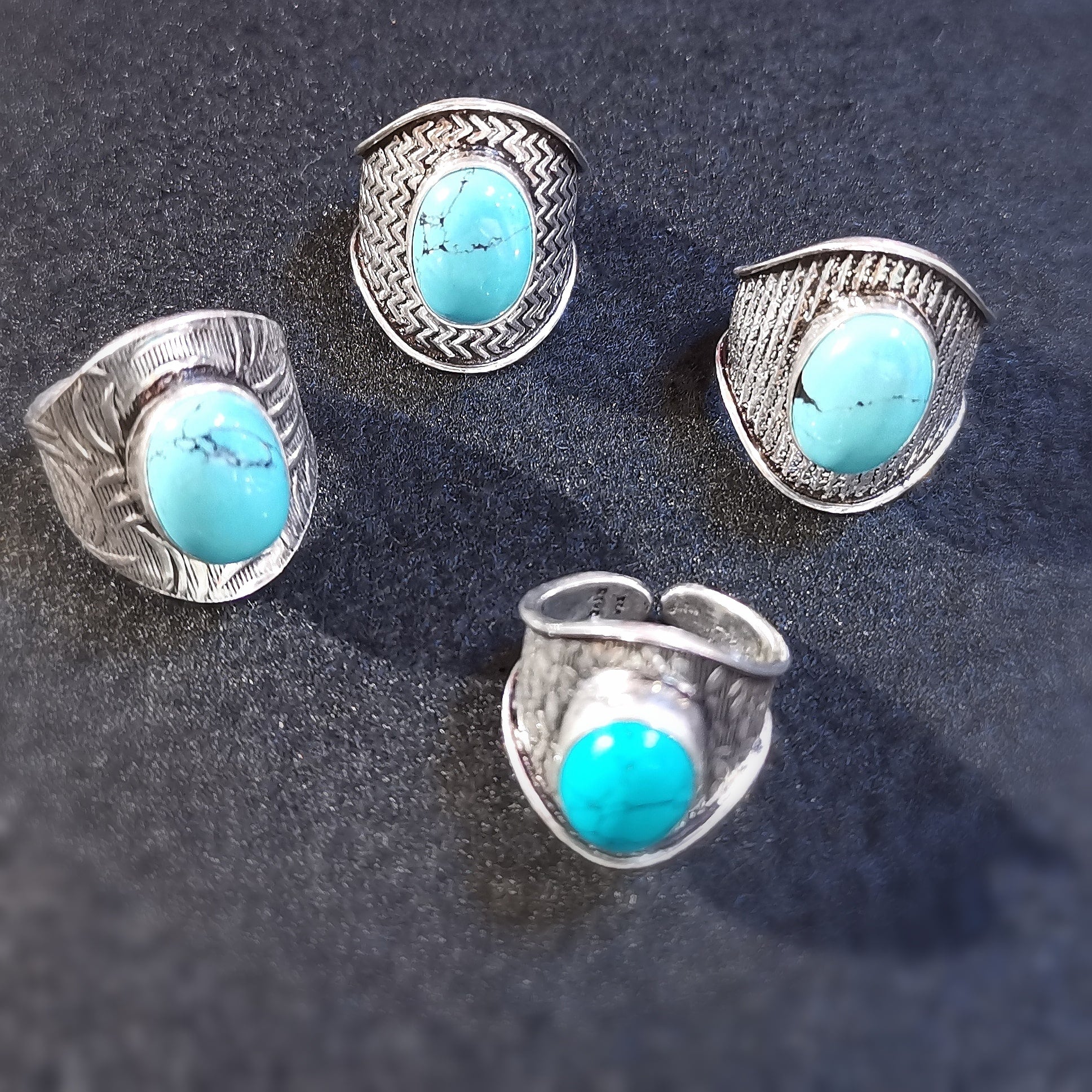 Anillo de piedra preciosa de magnesita turquesa: consagrado para la autoexpresión, la fuerza interior y la nueva energía vital.