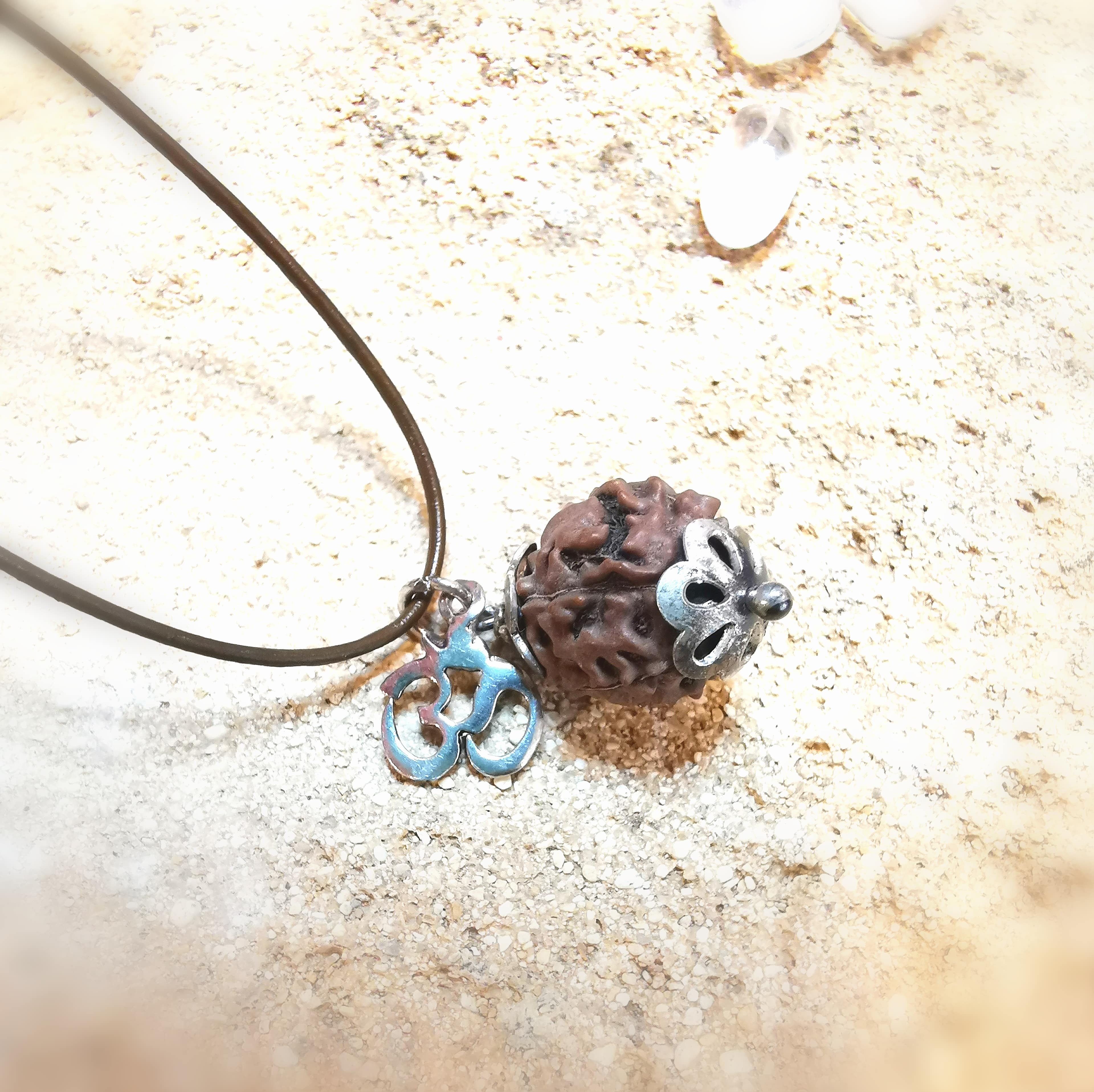 Rudraksha OM Symbol Ethno Hippie Karma Kette für Schutz und Kraft, Tibet