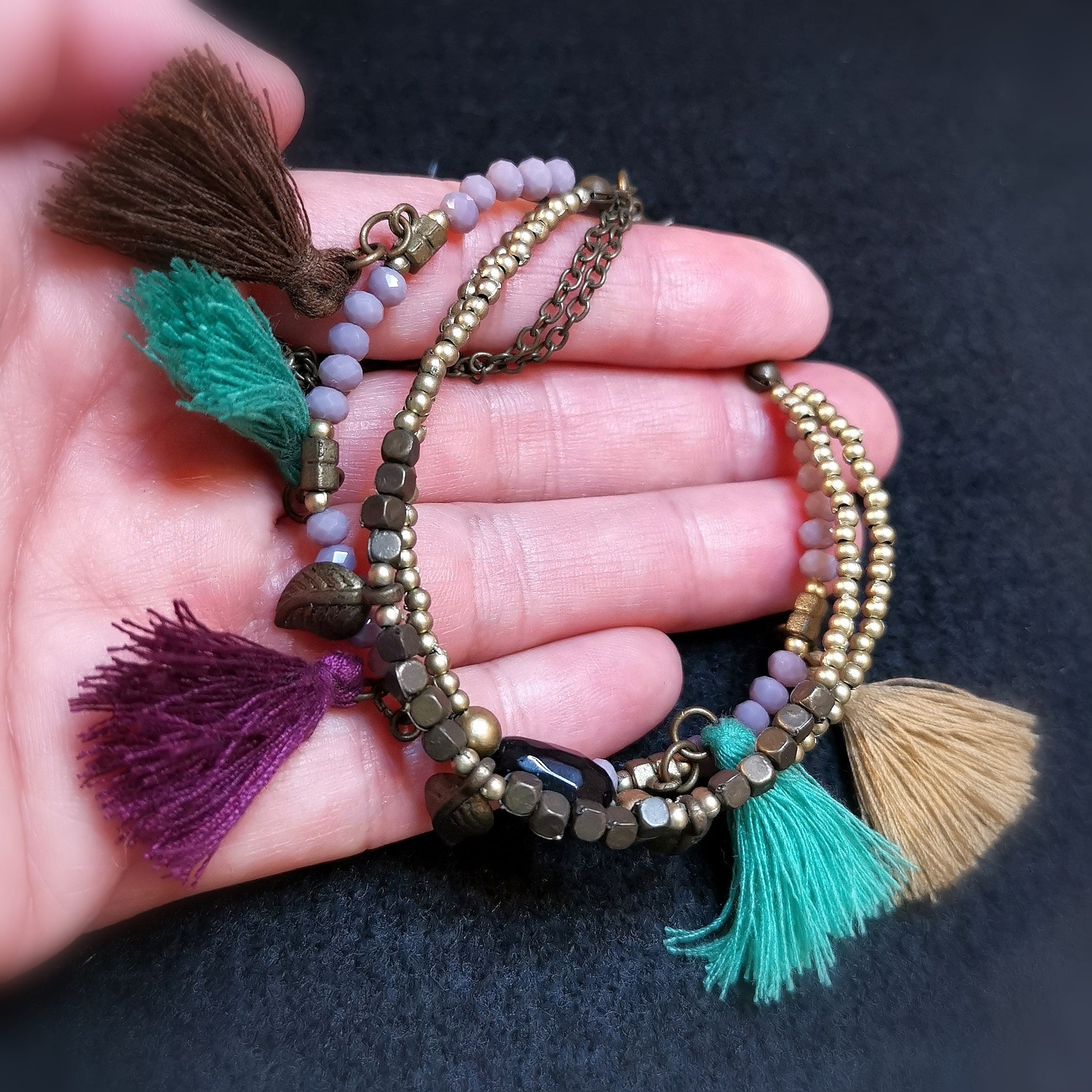 Hippie Karma Schmuck Armband bunt mit Troddel Charms, Quasten - Freiheit und Inspiration