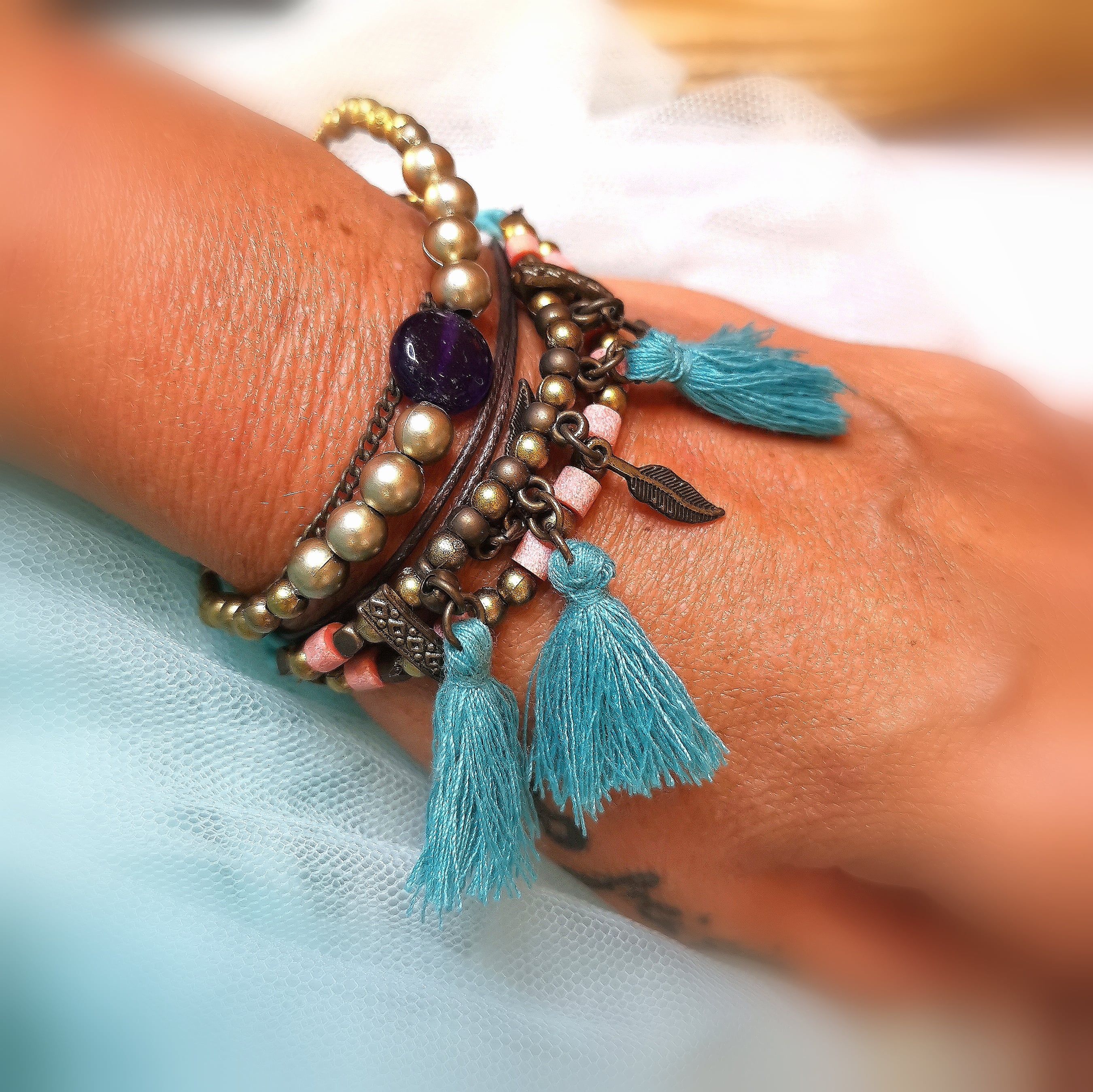 💫 Multiline Armband mit Charms & Quasten – geweiht für Freiheit, Lebensfreude & Selbstausdruck
