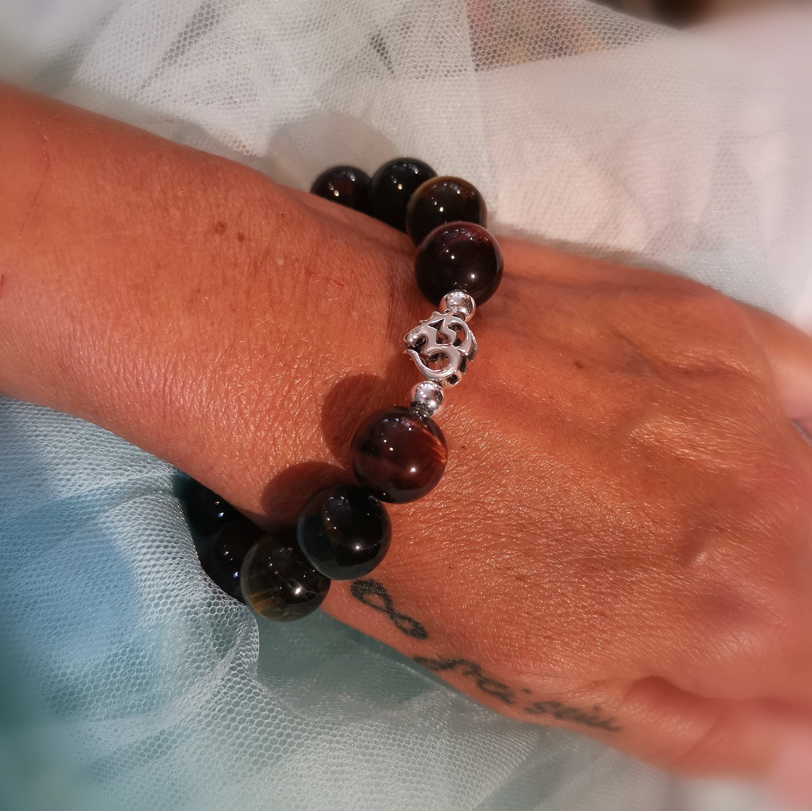 🕉️ OM Symbol & Tigerauge Karma Edelstein Armband – geweiht für Intuition, Klarheit & Hingabe