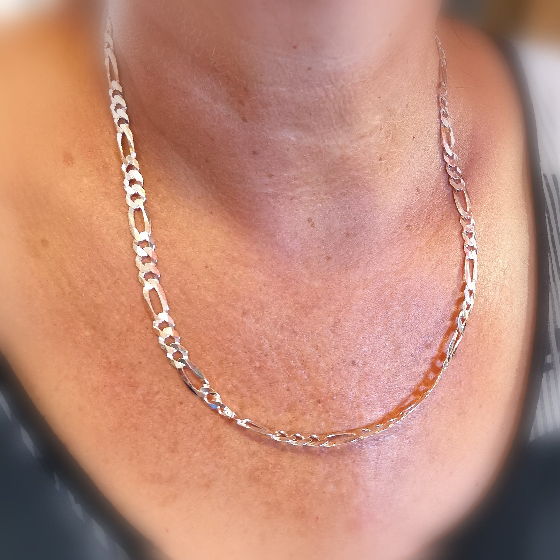 Fuerte y elegante cadena de plata de ley de 50 cm y 6 mm de ancho.