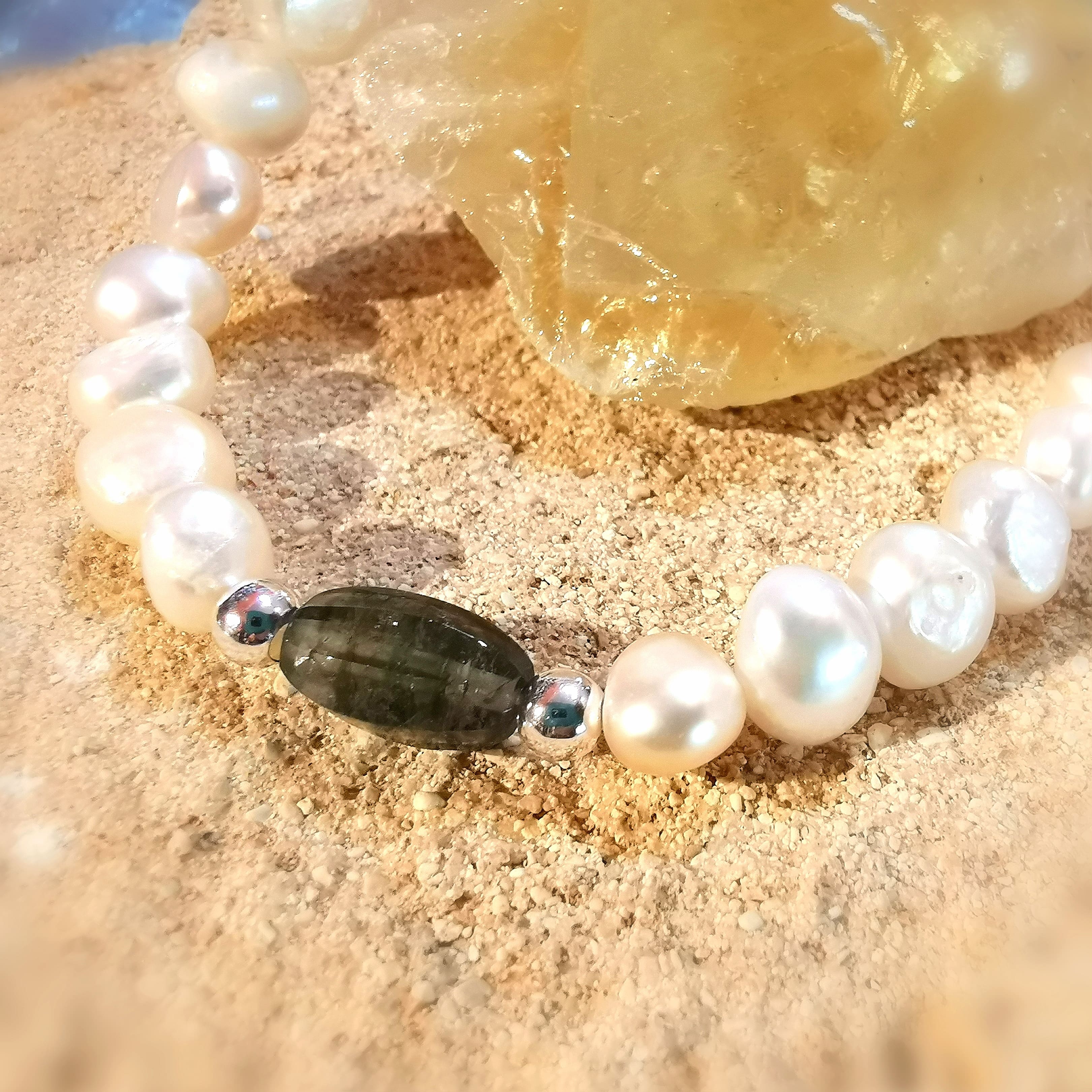Turmalin Grün Edelstein Heilstein mit Süßwasser Perlen weiss, Karma Armband, geweiht - Vertrauen und Hoffnung