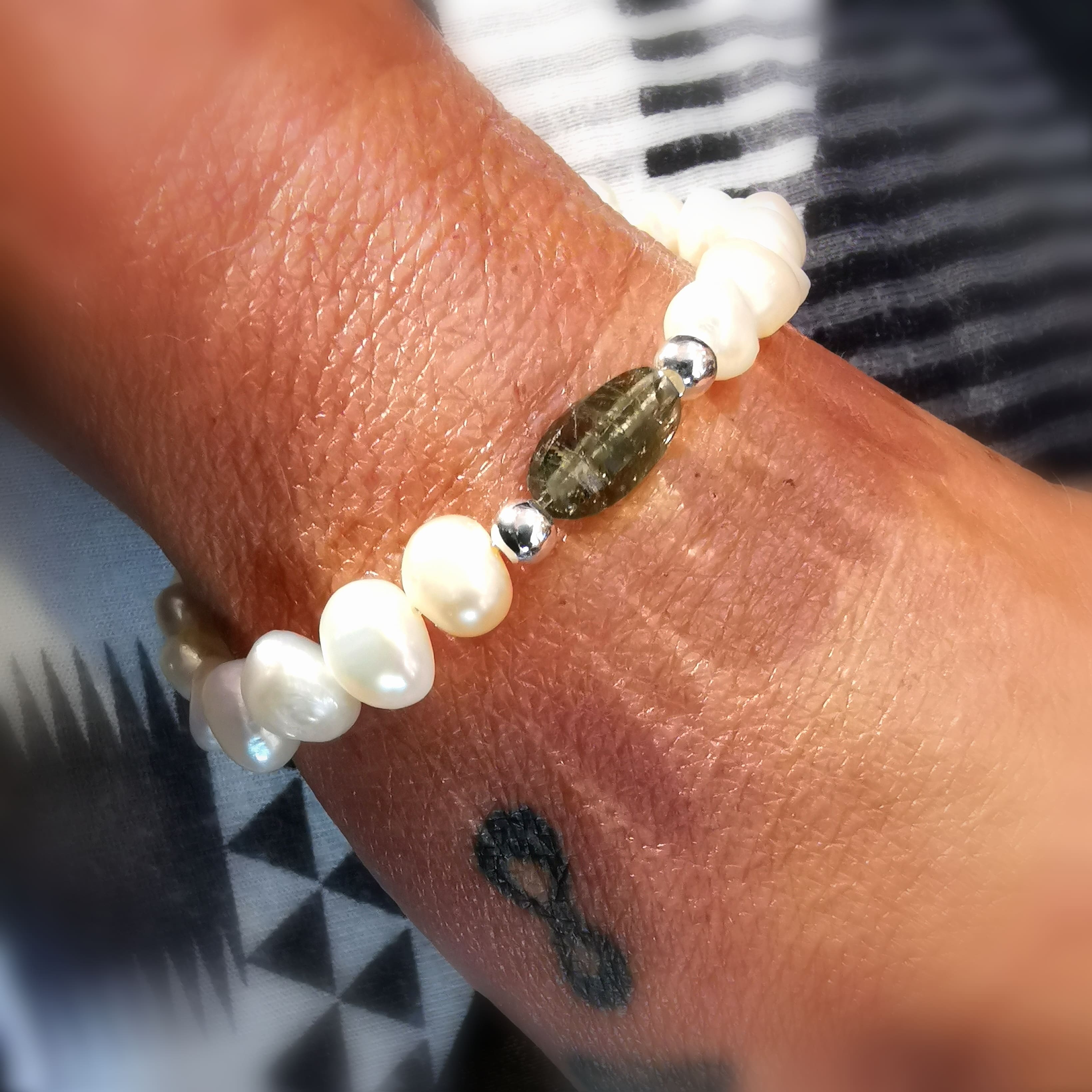 Turmalin Grün Edelstein Heilstein mit Süßwasser Perlen weiss, Karma Armband, geweiht - Vertrauen und Hoffnung