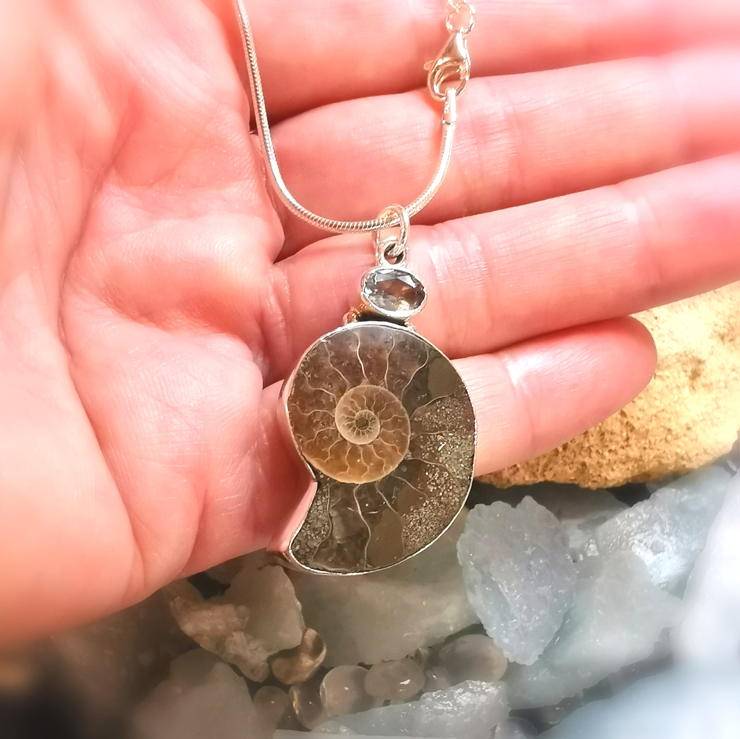 Ammonit Aquamarin, Fossil Edelstein Heilstein Kette 50 cm - Lebensmut und Lebensfreude