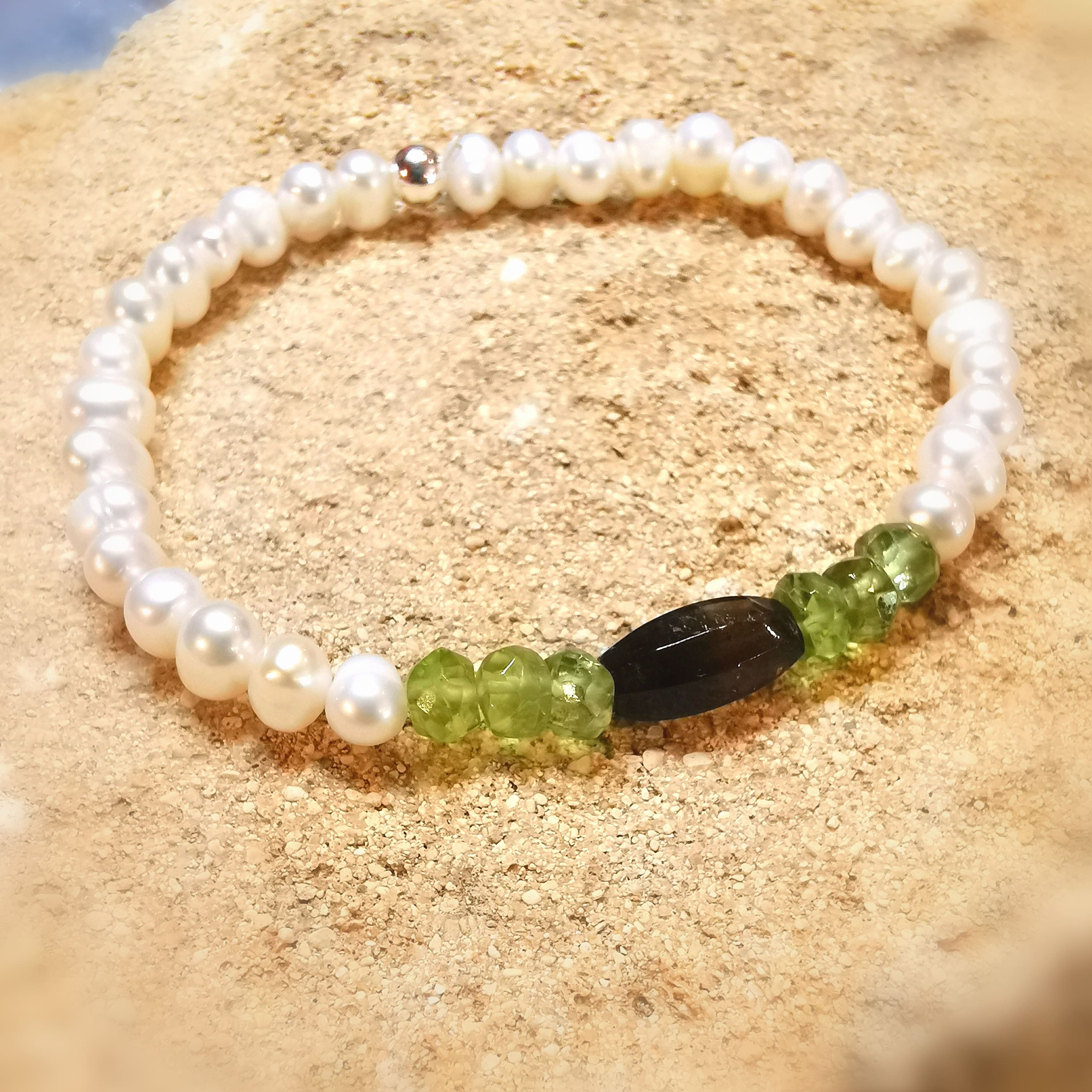 Turmalin Olivin / Peridot Grün Edelstein Heilstein mit Süßwasser Perlen weiss, Karma Armband, geweiht - Herzenswärme