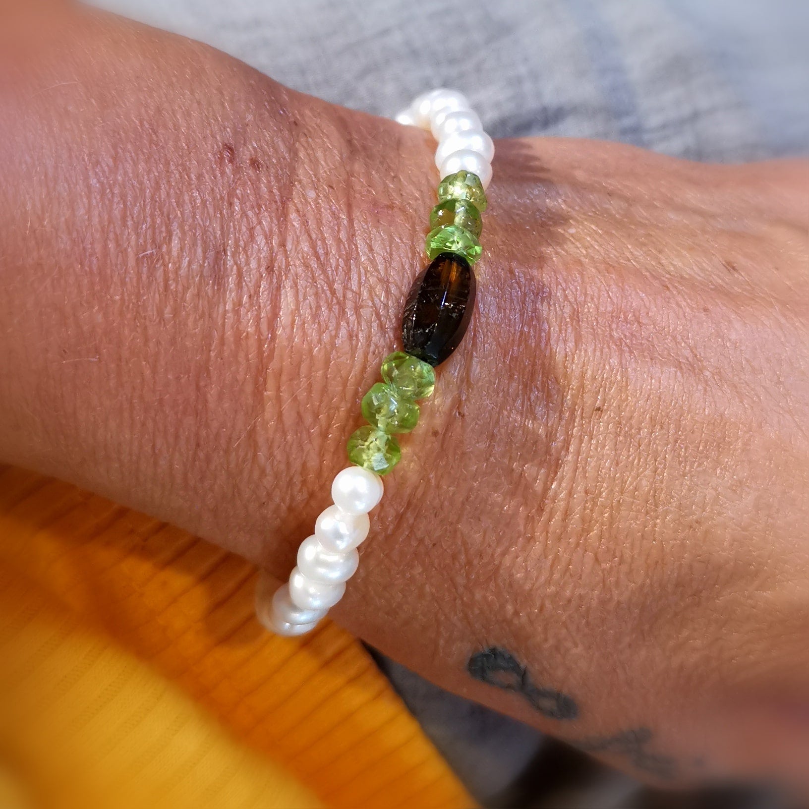 Turmalin Olivin / Peridot Grün Edelstein Heilstein mit Süßwasser Perlen weiss, Karma Armband, geweiht - HerzenswärmeTurmalin Olivin / Peridot Grün Edelstein Heilstein mit Süßwasser Perlen weiss, Karma Armband, geweiht - Herzenswärme