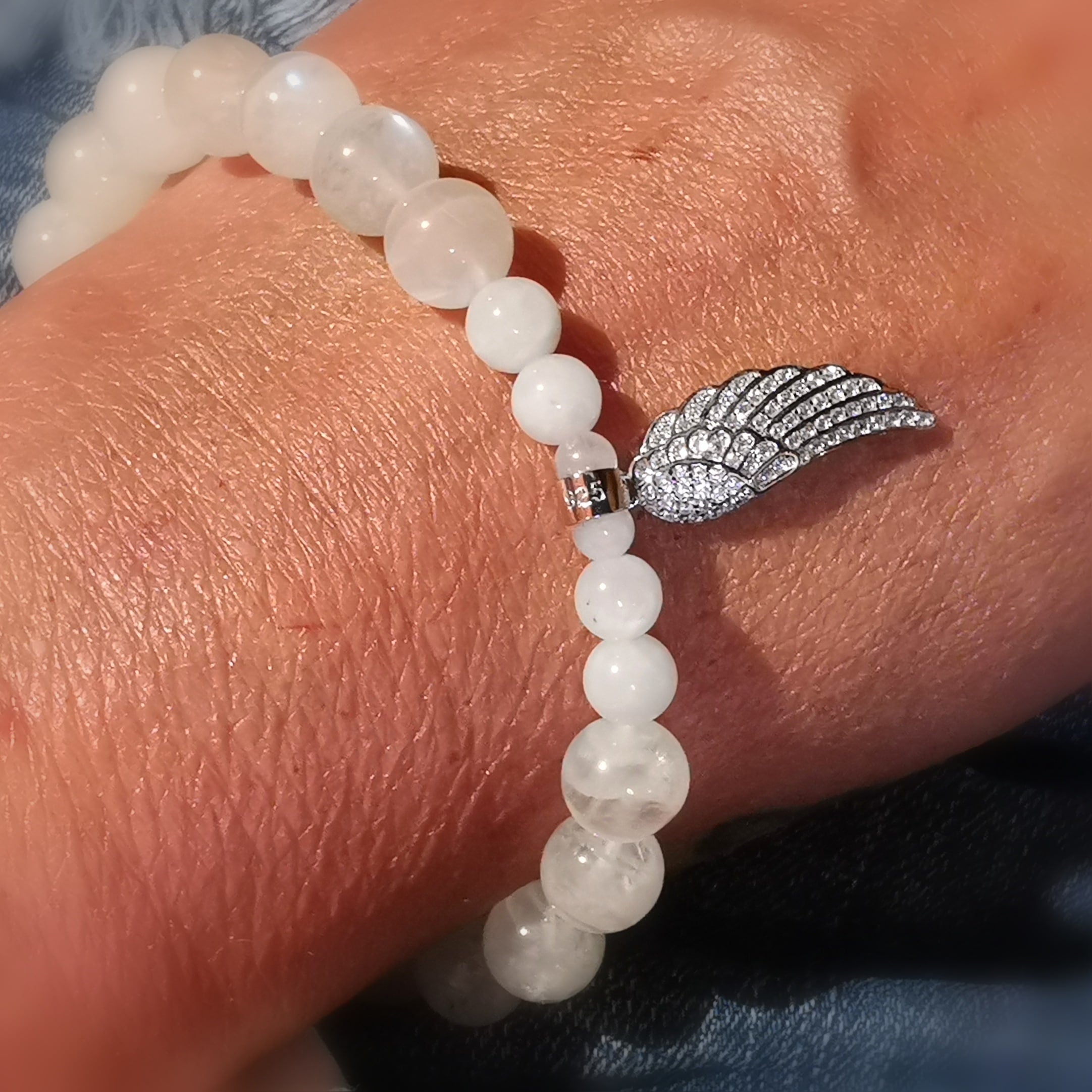 Regenbogen Mondstein Edelstein Heilstein Karma Armband mit Engelsflügel, geweiht - im Schutz der Liebe