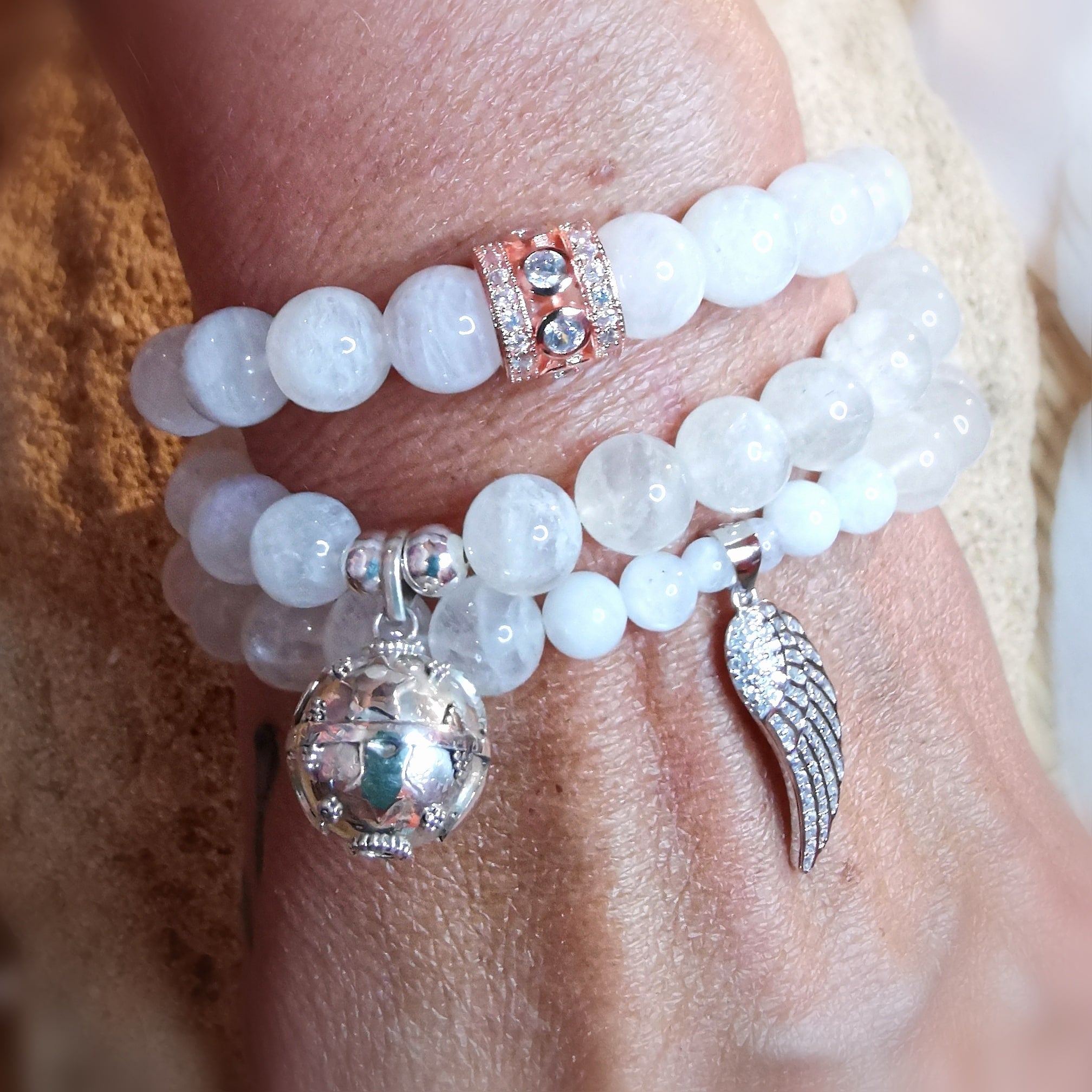 Regenbogen Mondstein Edelstein Heilstein Karma Armband mit Engelsflügel, geweiht - im Schutz der Liebe
