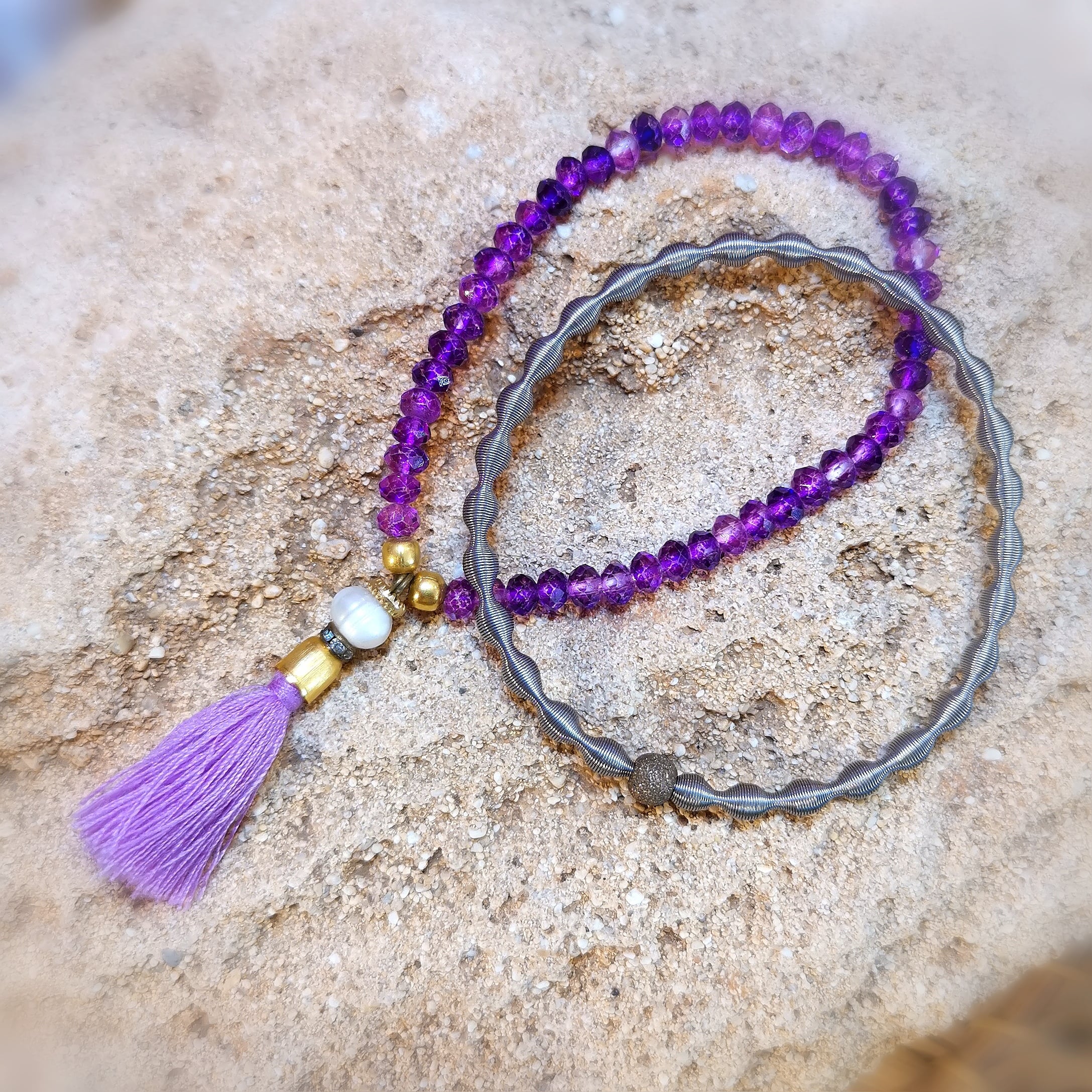 Hippie Karma Schmuck Armband Set Bijou lila mit Kristallen, Troddel Charms, Quasten - Freiheit und Inspiration