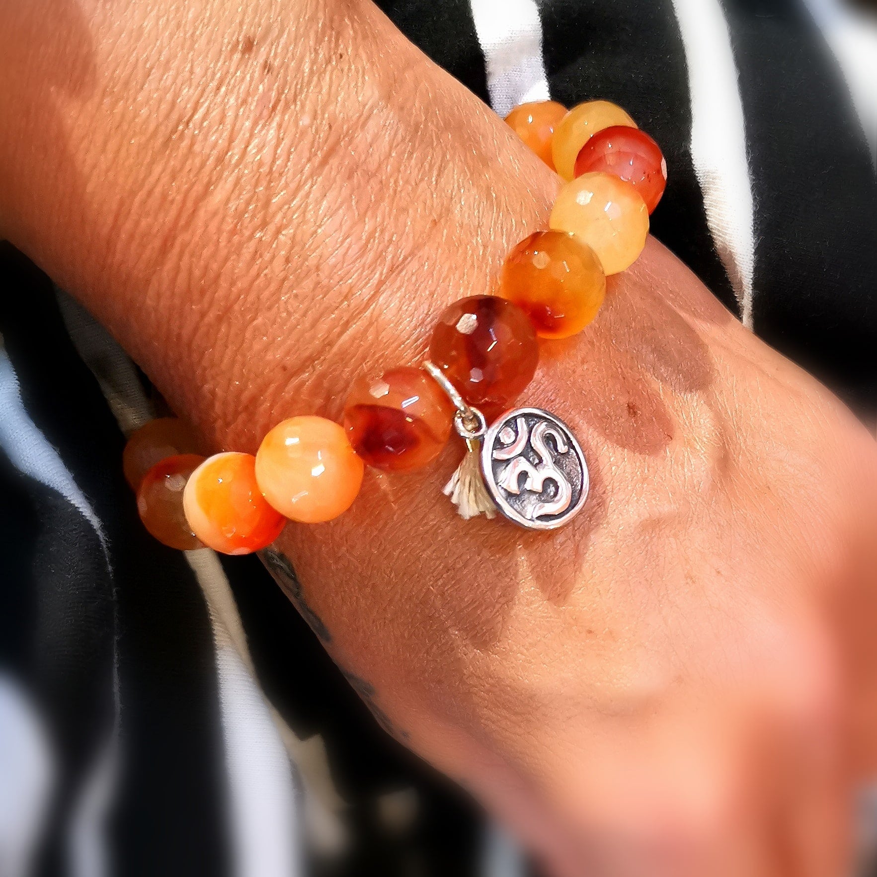 Glücksstein Achat Karneol Edelstein Heilstein Karma Armband mit OM und Troddel, Fröhlichkeit und Vertrauen