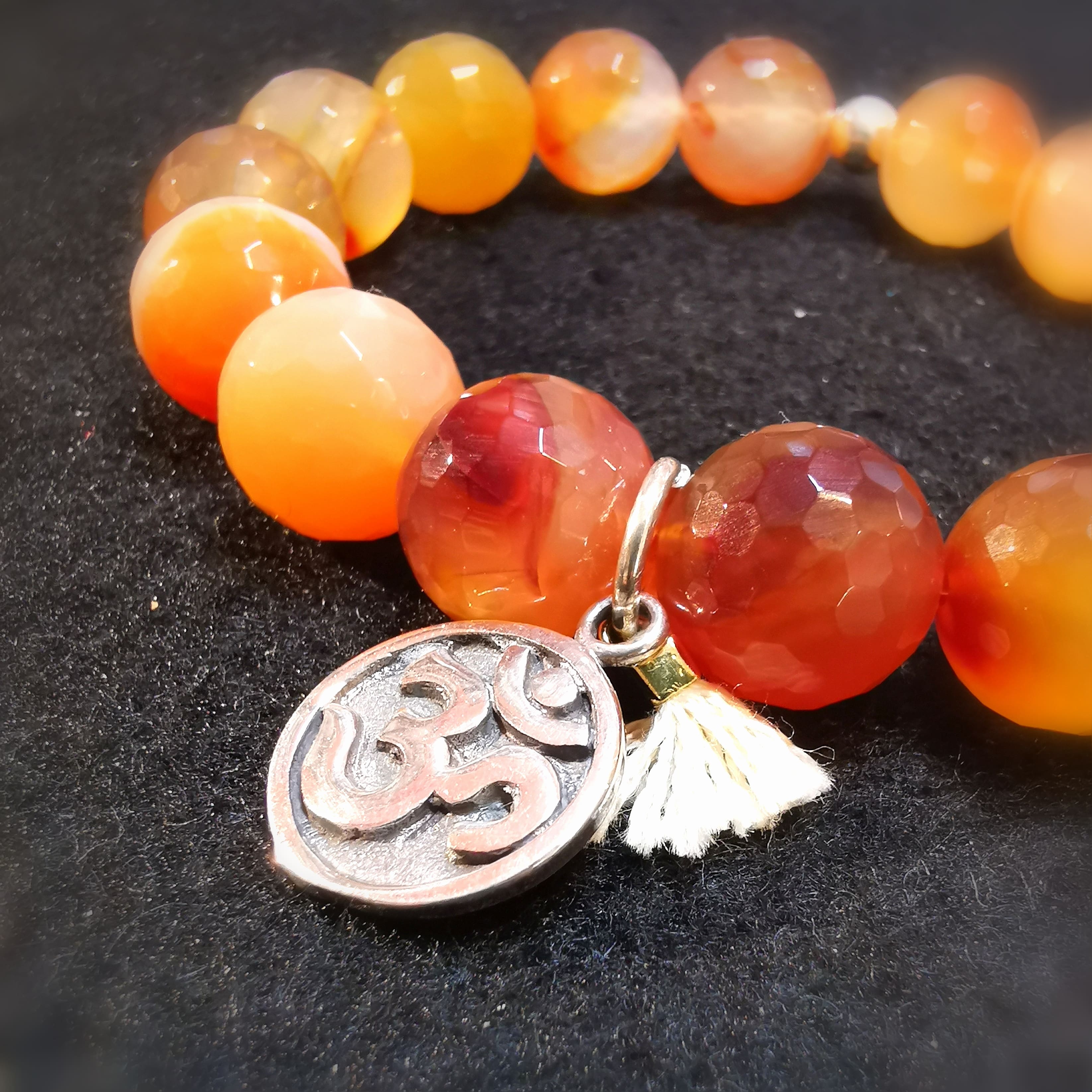 Glücksstein Achat Karneol Edelstein Heilstein Karma Armband mit OM und Troddel, Fröhlichkeit und Vertrauen