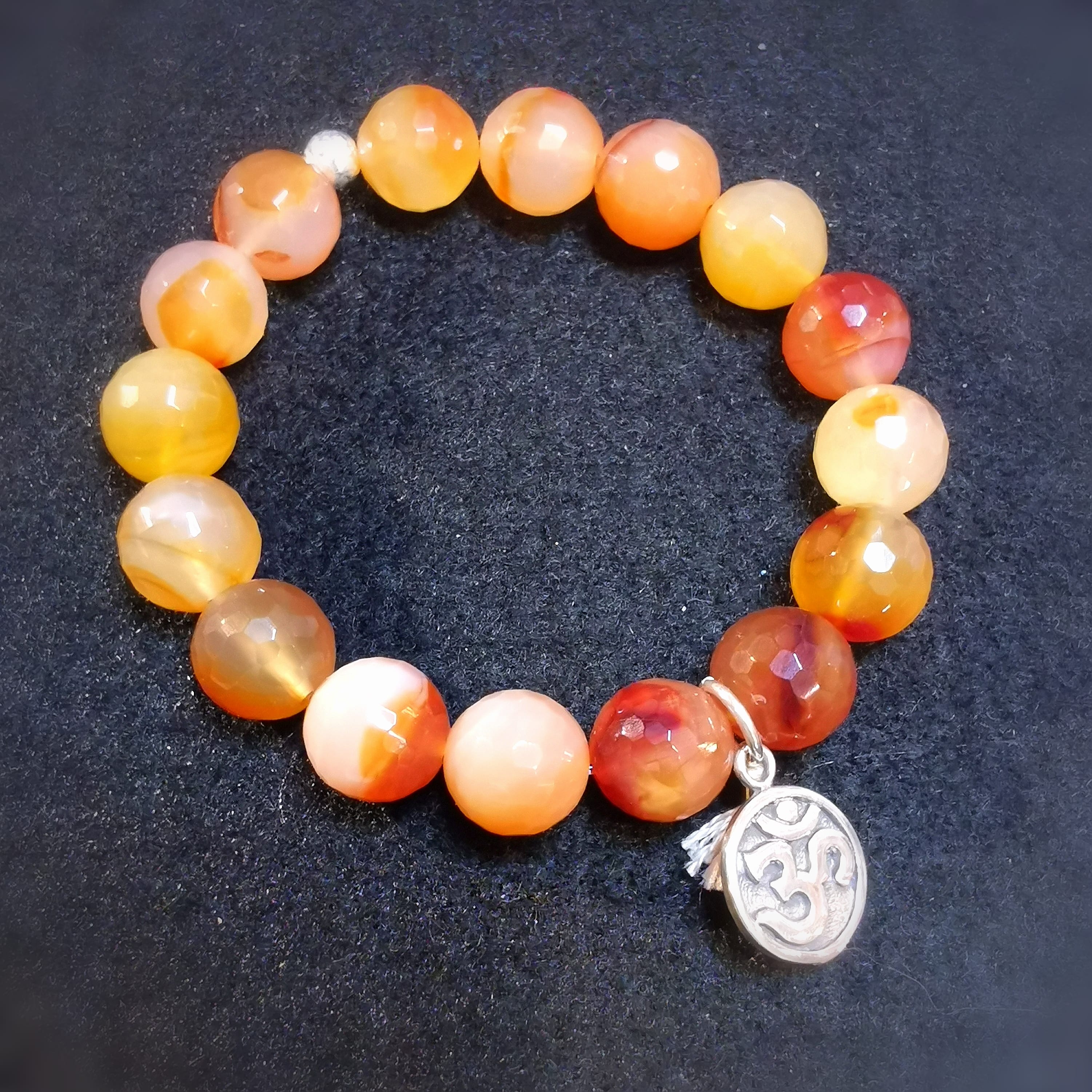 Glücksstein Achat Karneol Edelstein Heilstein Karma Armband mit OM und Troddel, Fröhlichkeit und Vertrauen