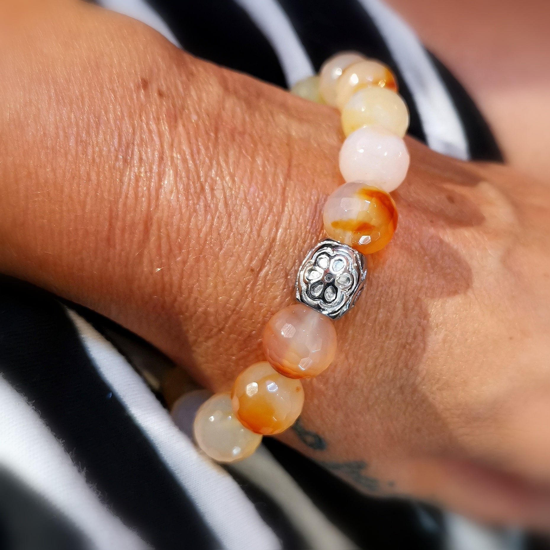 Lebensblume Glücks Edelstein Karma Armband, Friedensachat und Karneol weiss - orange, Lebensfreude und freies Sein
