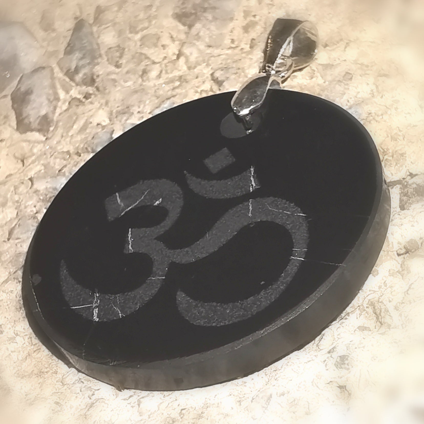 Schungit Edelstein Heilstein OM Amulett, ewige Quelle, Karma Anhänger AA Qualität, Schutz und Stärke