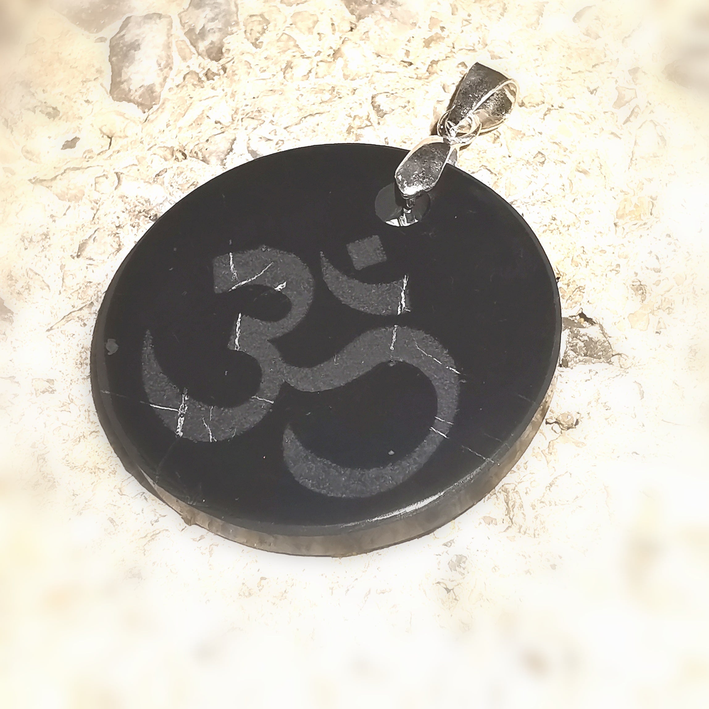 Schungit Edelstein Heilstein OM Amulett, ewige Quelle, Karma Anhänger AA Qualität, Schutz und StärkeSchungit Edelstein Heilstein OM Amulett, ewige Quelle, Karma Anhänger AA Qualität, Schutz und Stärke