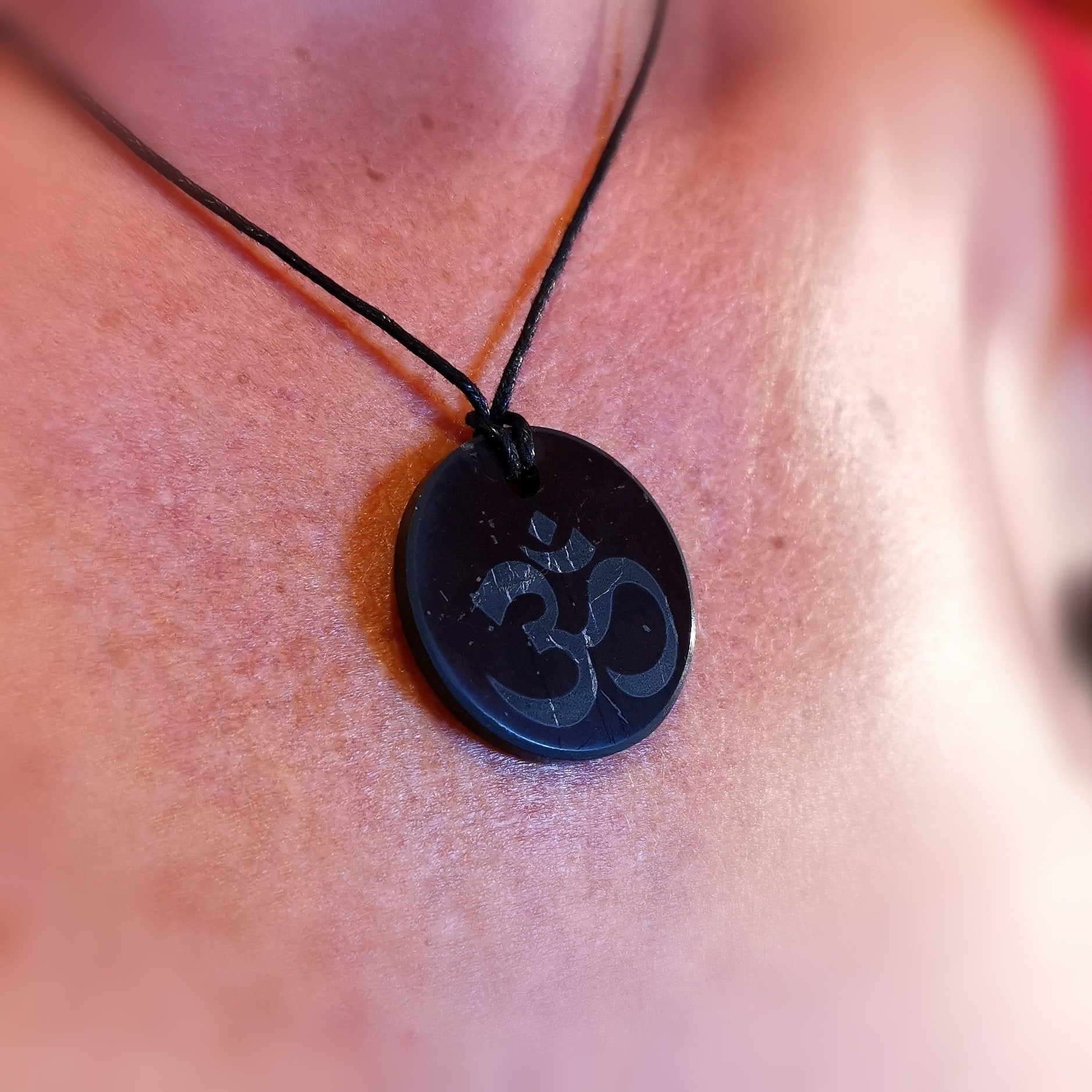 Schungit Edelstein Heilstein OM Amulett, ewige Quelle, Karma Kette, Urvertrauen und Leichtigkeit