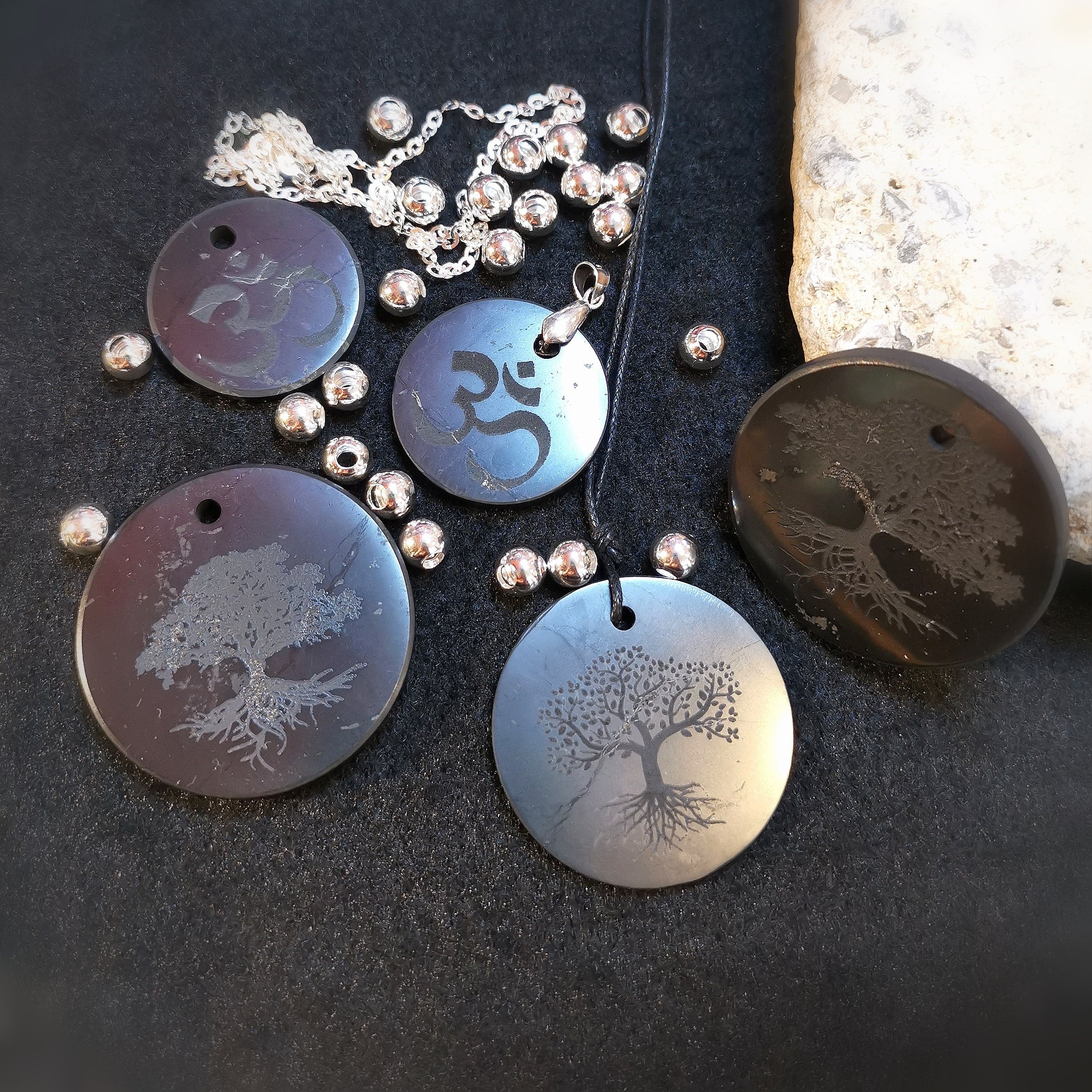 Schungit Edelstein Heilstein OM Amulett, ewige Quelle, Karma Kette, Urvertrauen und Leichtigkeit