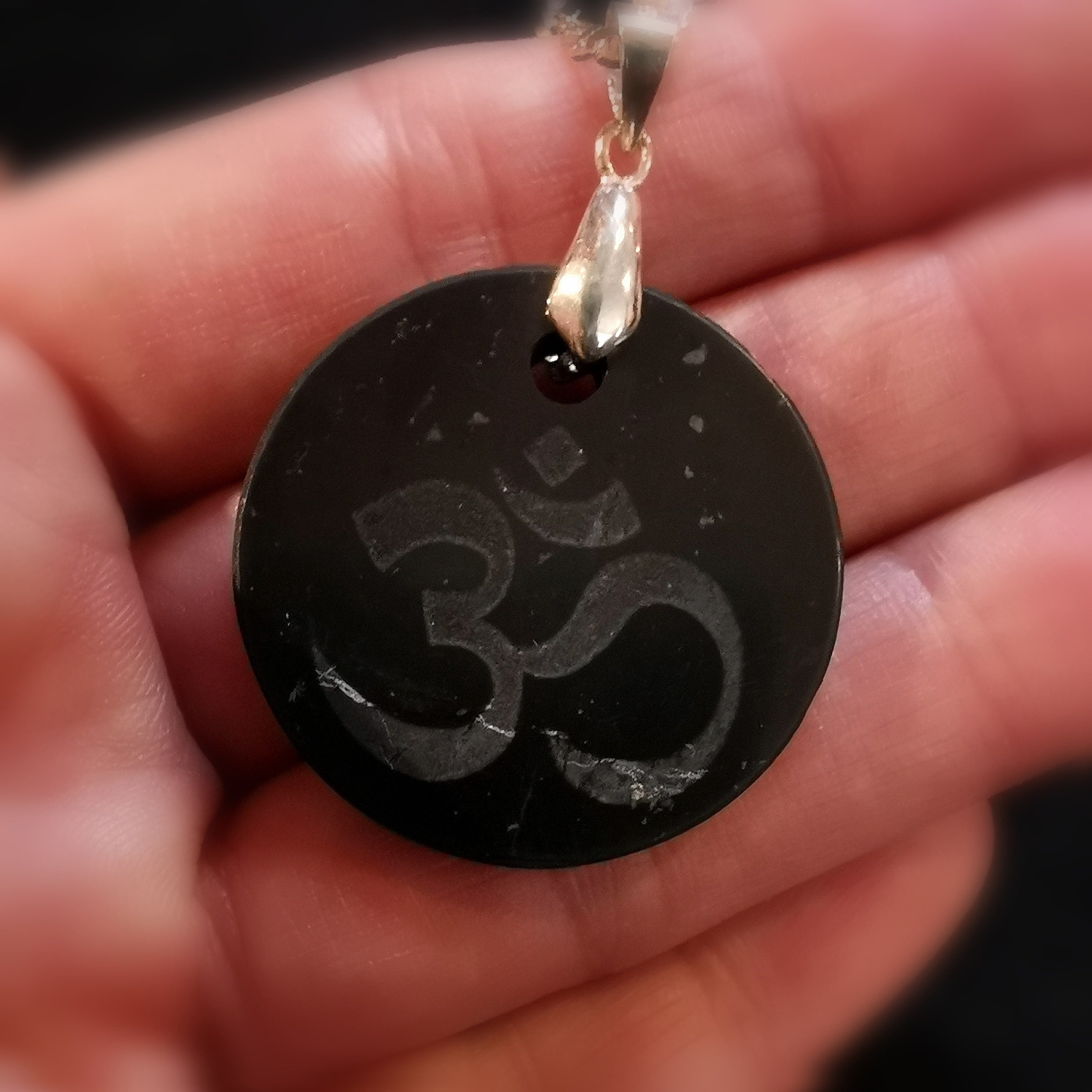 Schungit Edelstein Heilstein OM Amulett, ewige Quelle, Karma Kette, Vertrauen und Schutz