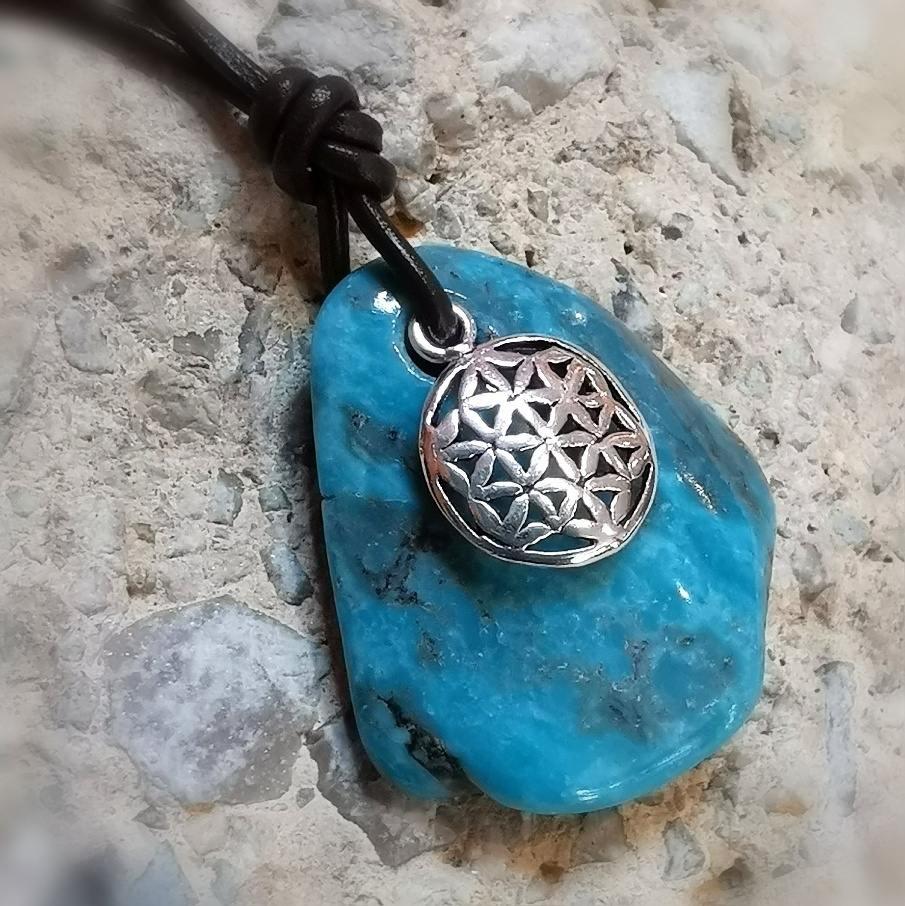 Collar de piedras preciosas turquesa y flor de la vida de Arizona: consagrado para la protección, la libertad y la auténtica autoexpresión.