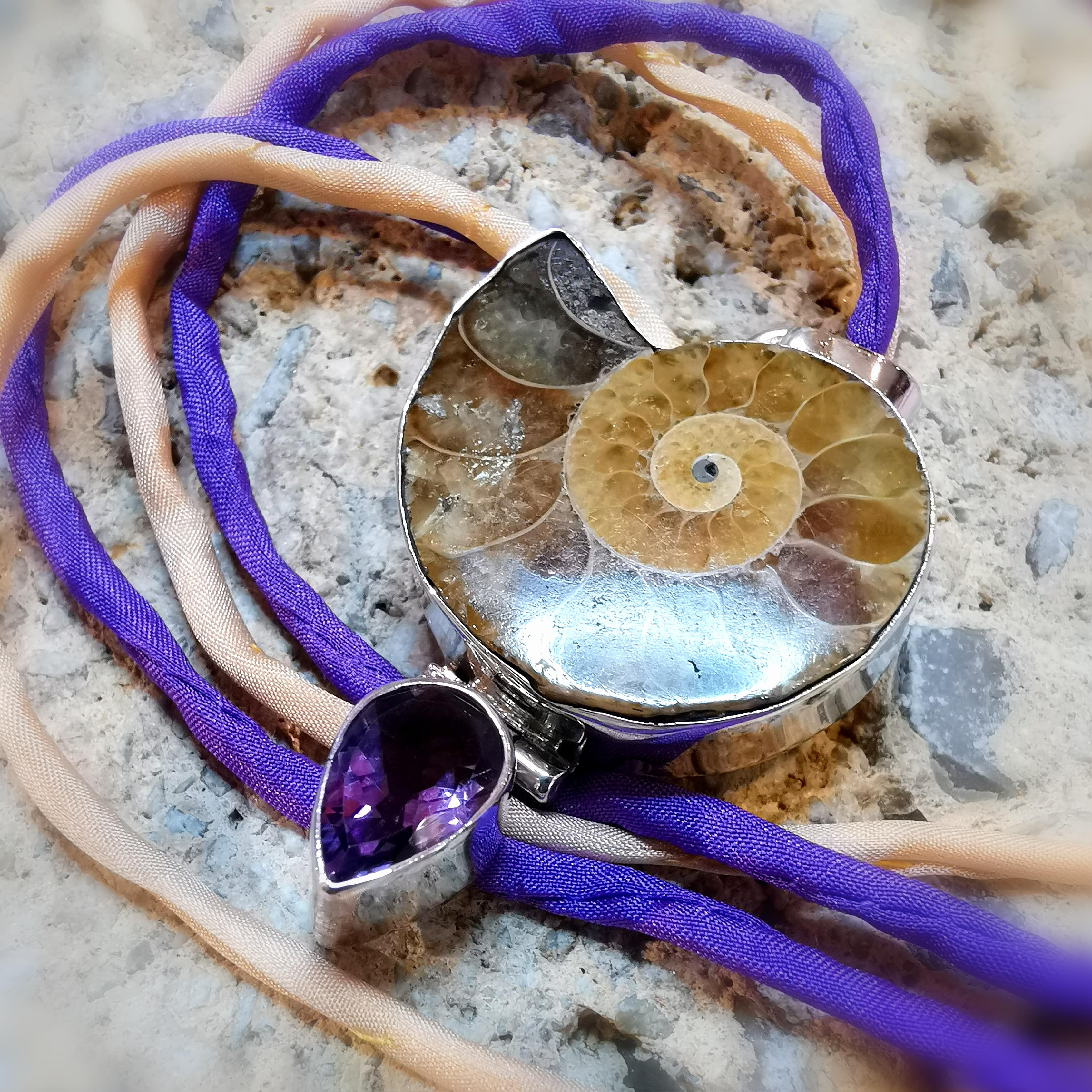 Ammonit Fossil Amethyst Edelstein Heilstein Kette an Seide, geweiht - Lebensmut