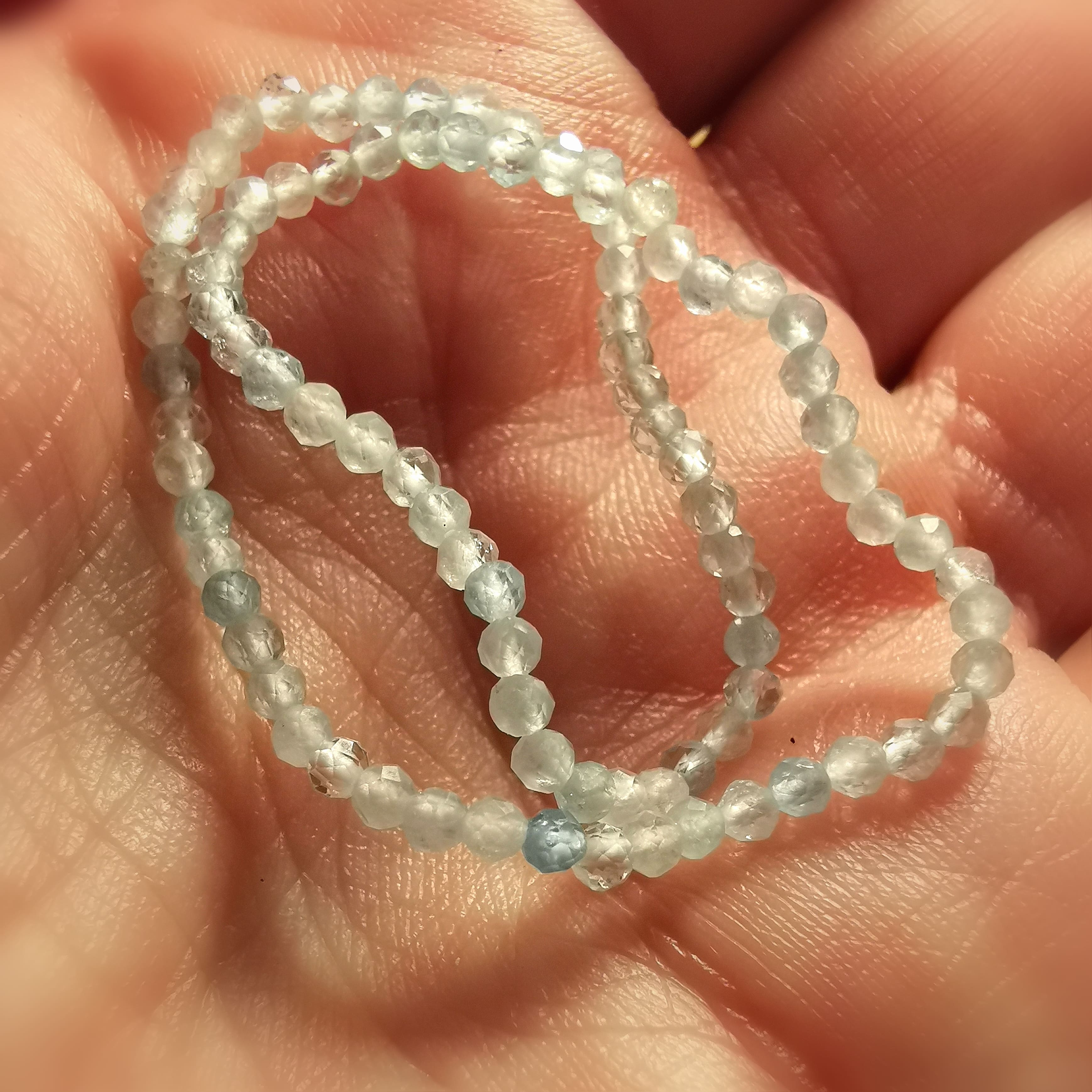 Aquamarin Karma Edelstein Armband, hell blau, filigrane 2 mm Heilsteine, Leichtigkeit