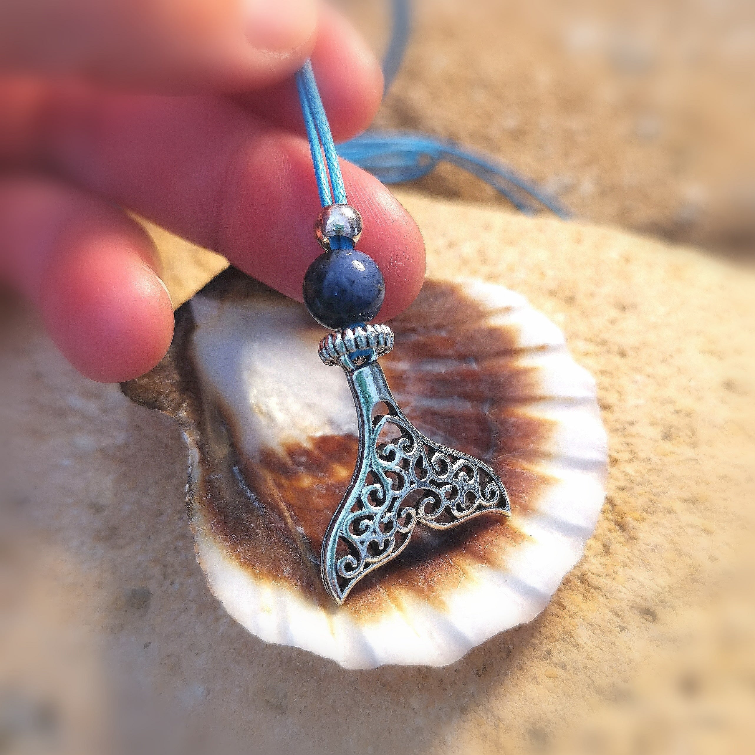 Walflosse Wal Krafttier Glücksbringer Karma Chakra Kette, mit Dumortierit Edelstein, das Leben leichter nehmen